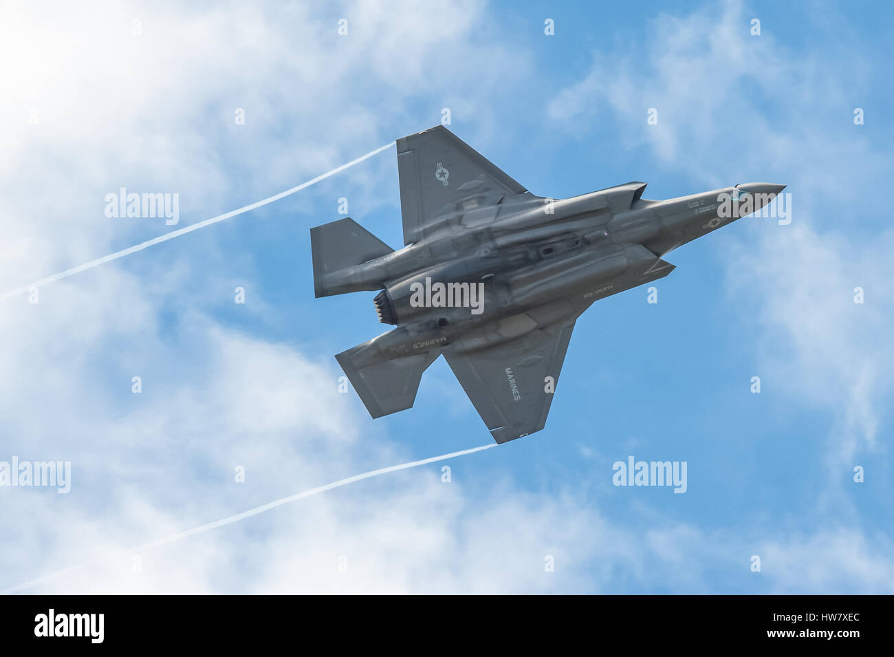 Niedrigen Niveau Kunstflug durch eine Lockheed Martin F-35 b Lightning II in den Himmel über Farnborough, Hampshire, UK Stockfoto