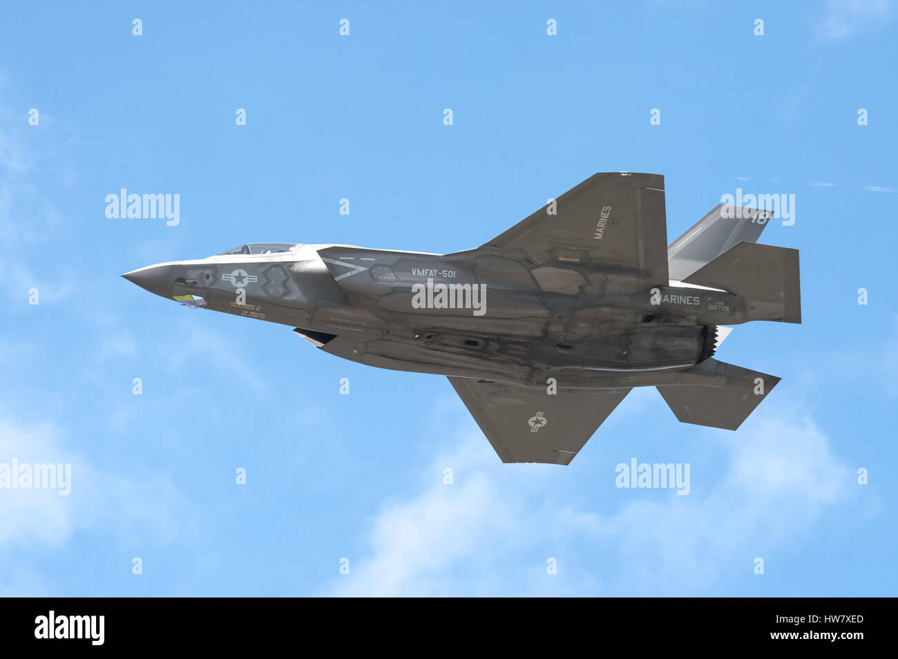 Niedrigen Niveau Flug durch eine Lockheed Martin F-35 b Lightning II in den Himmel über Farnborough, Hampshire, UK Stockfoto