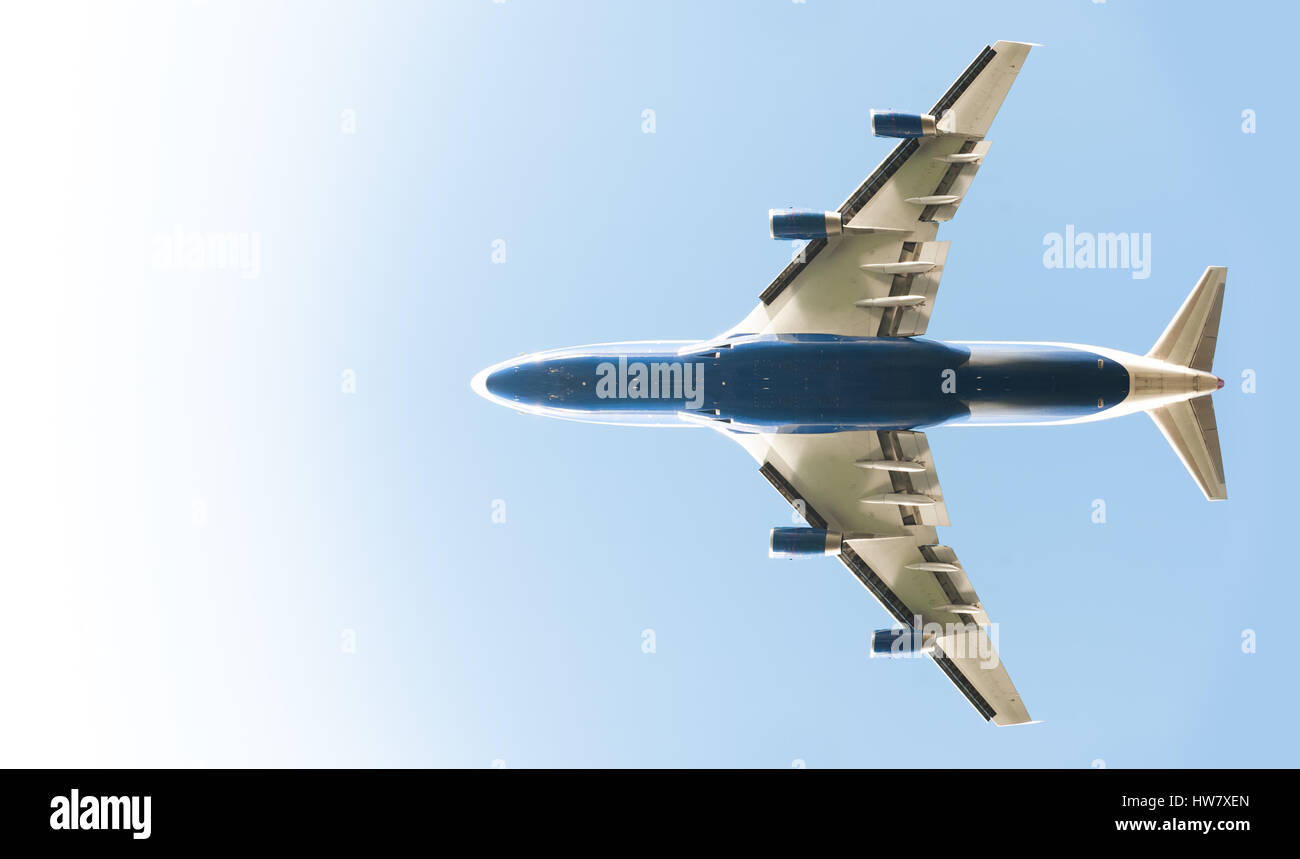 reinweiß, Himmelblau Weitwinkel Passagierjet Farbverlauf Stockfoto