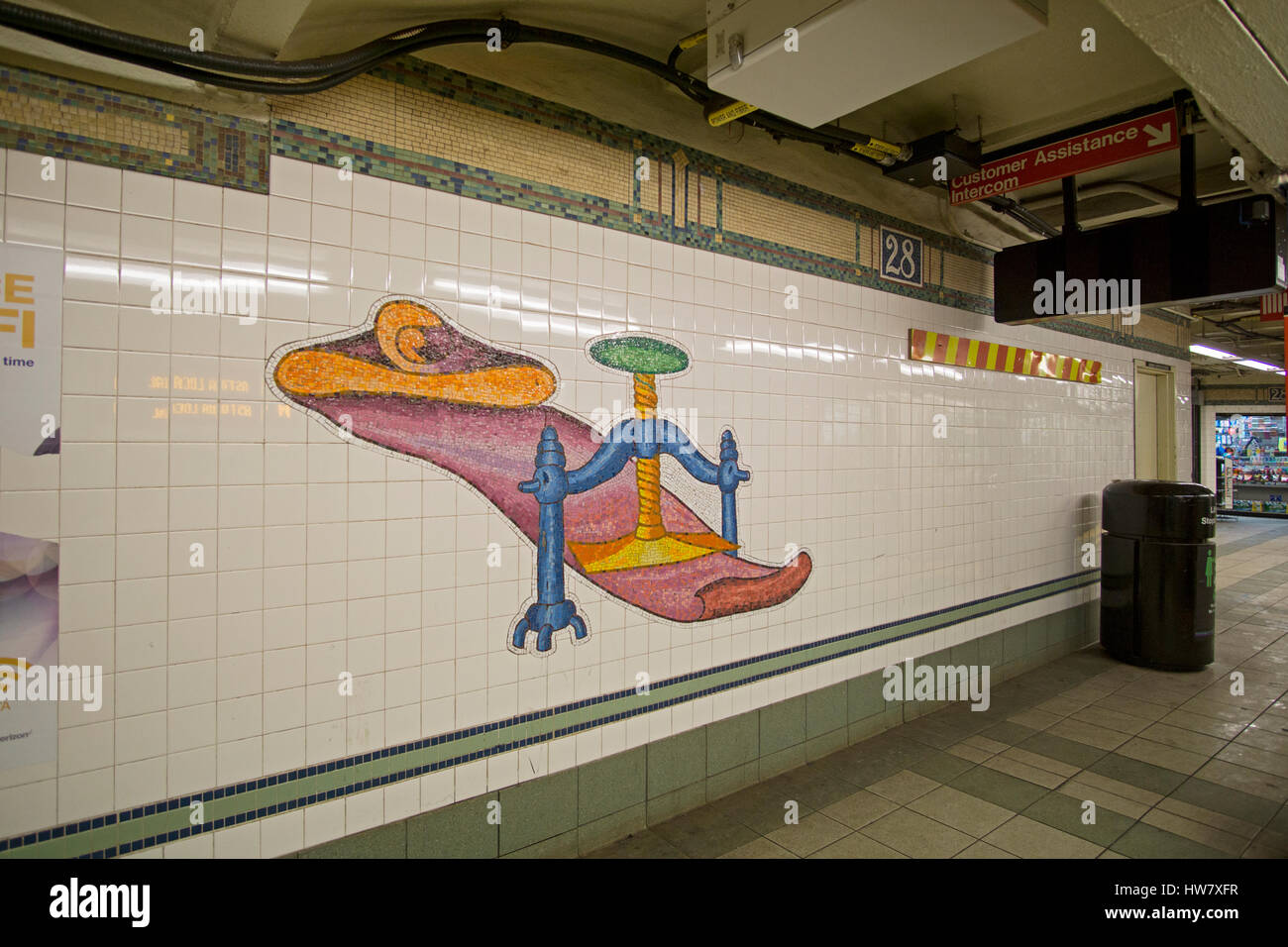 U-Bahn-Kunst auf der Plattform des 28th Street stop auf der N-Linie u-Bahn in The Herlad Square Abschnitt von Manhattan, New York City. Stockfoto