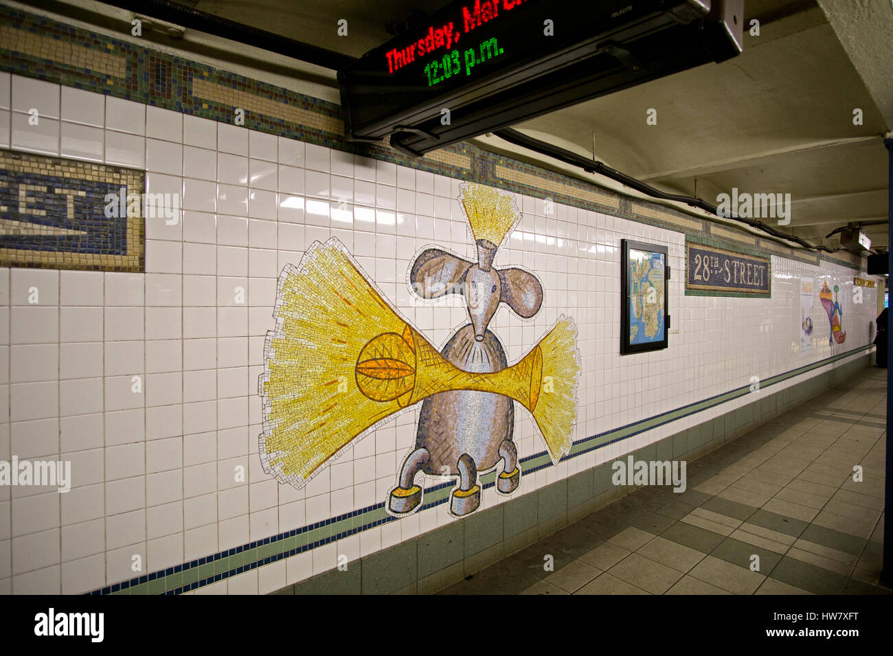 U-Bahn-Kunst auf der Plattform des 28th Street stop auf der N-Linie u-Bahn in The Herlad Square Abschnitt von Manhattan, New York City. Stockfoto