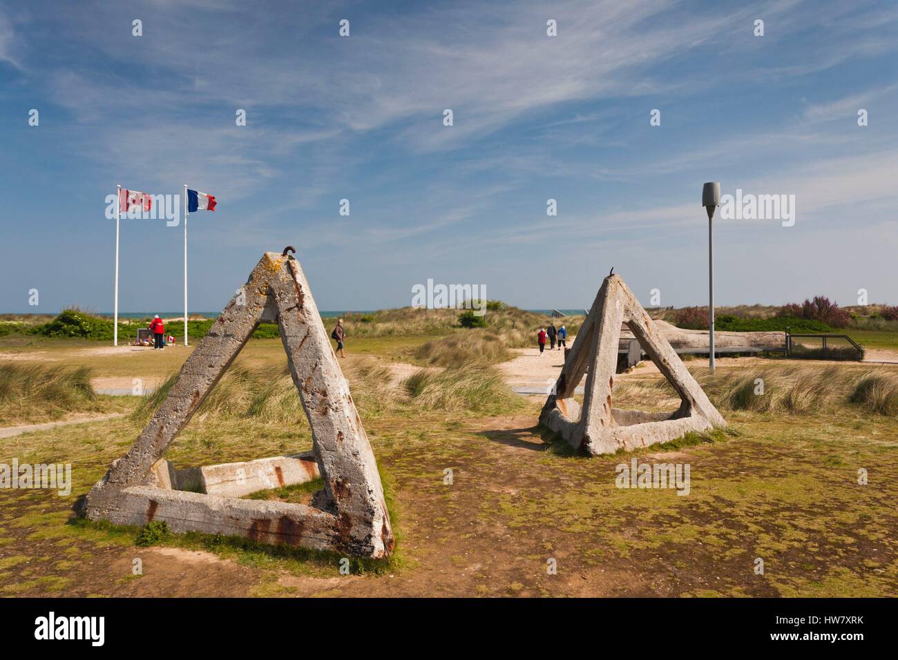 Frankreich, Calvados, D-Day Strände, Courseulles-sur-Mer, Zentrum Juno Beach, Museum der kanadischen Streitkräfte im WW2 Invasion am Juno Beach, alte Panzersperren Stockfoto
