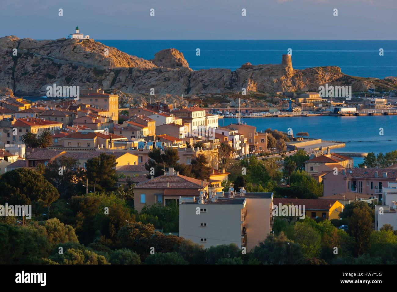 Frankreich, Haute Corse La Balagne Region, Ile Rousse, erhöhte Stadtansicht mit Ile De La Pietra, dawn Stockfoto