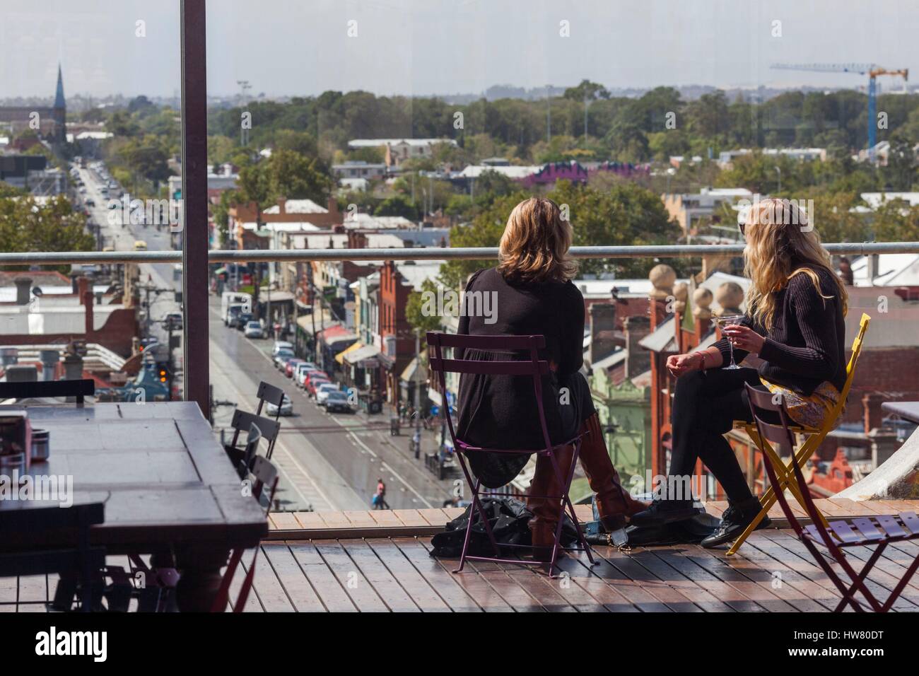 Australien, Victoria, Melbourne, Fitzroy, Café im Freien über Brunswick Street Stockfoto