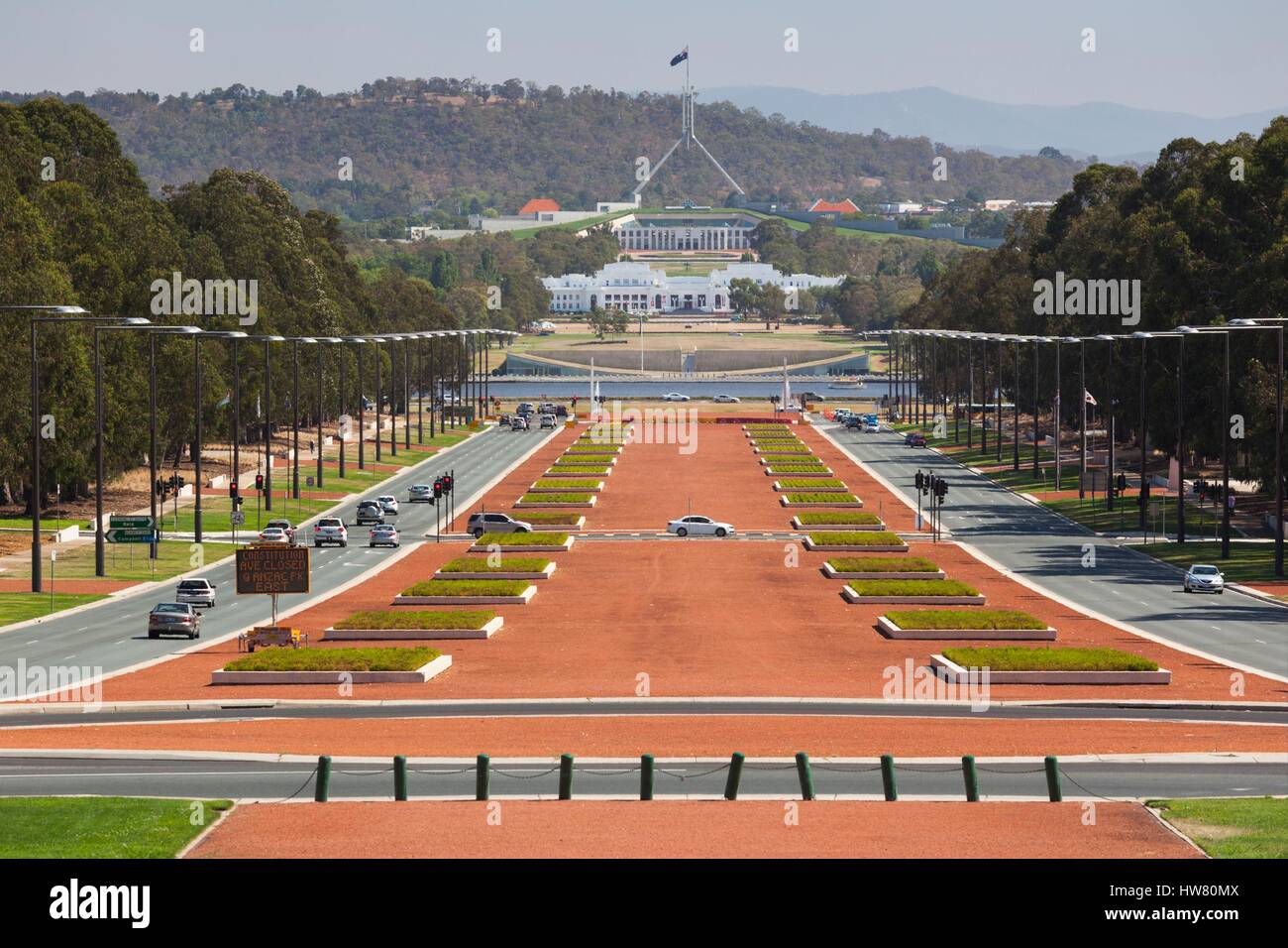 Australien, Australian Capital Territory, Canberra, Parlamentsgebäude von Anzac Parade Stockfoto