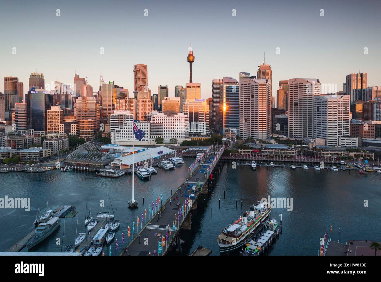 Australien, New South Wales, Sydney, CBD, Darling Harbour und Pyrmont Bridge, erhöhten Blick, Dämmerung Stockfoto