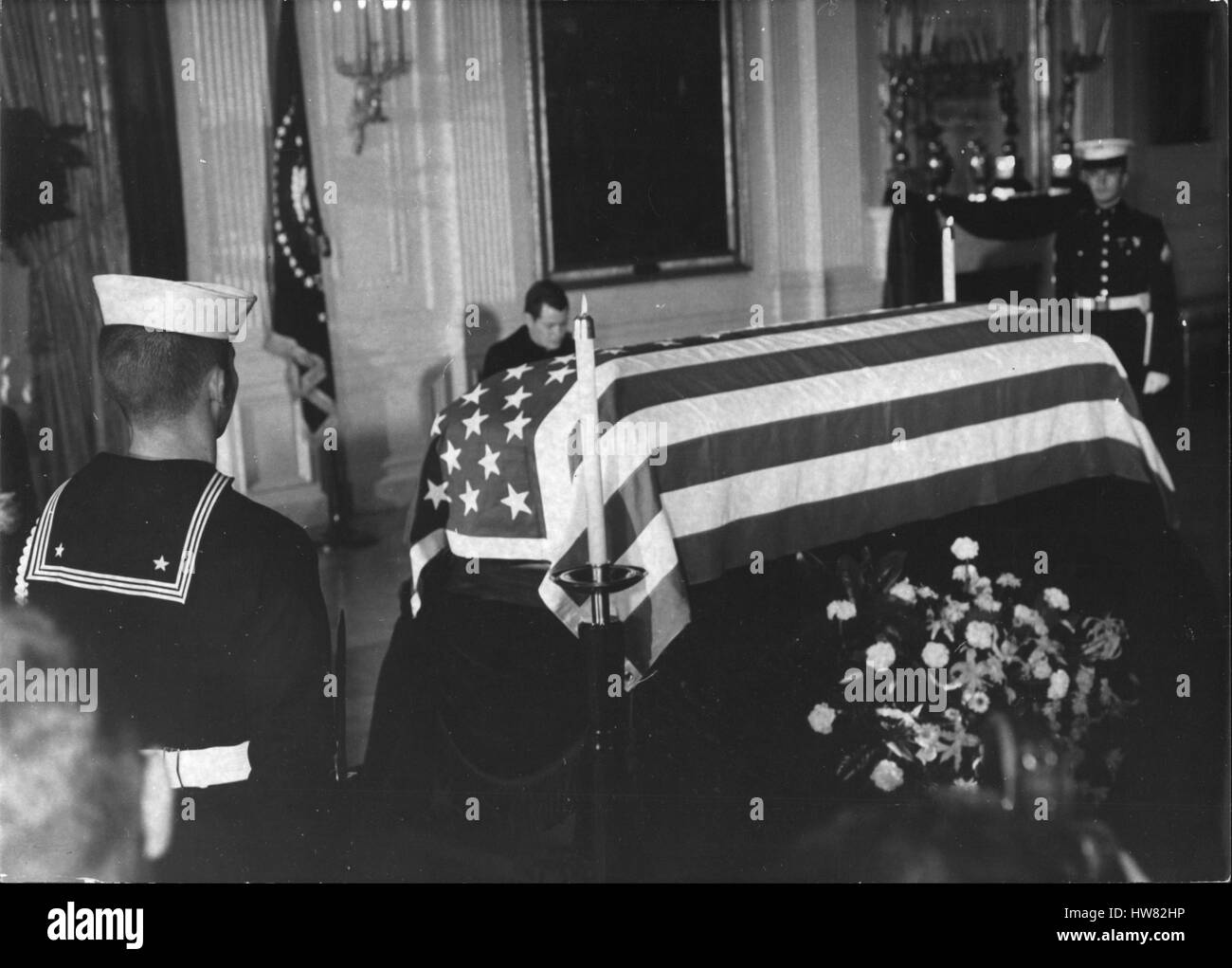 11. November 1963 - französische Lily Pons kommt zur Oper mit Orchester Dirigent Mann (Kredit-Bild: © Keystone Presseagentur/Keystone USA über ZUMAPRESS.com) Stockfoto