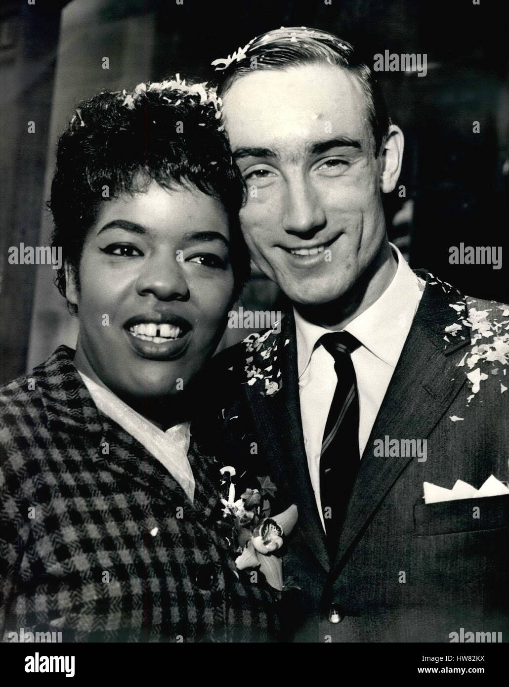 10. Oktober 1962 - London Clubland Hochzeit: US-amerikanische Bluessängerin Joy Marshall war verheiratet beim Standesamt Marylebone heute, jazz-Trompeter Peter King. Nach der Hochzeit hatten sie einen Champagner-Empfang im Blue Angel Club in Mayfair, wo Freude eine Gesang Engagement hat. Peter King ist mit Tony Kinseys Gruppe im Flamingo Club in Wardour Street. Foto zeigt die Braut und der Bräutigam nach der Hochzeit. (Kredit-Bild: © Keystone Presseagentur/Keystone USA über ZUMAPRESS.com) Stockfoto