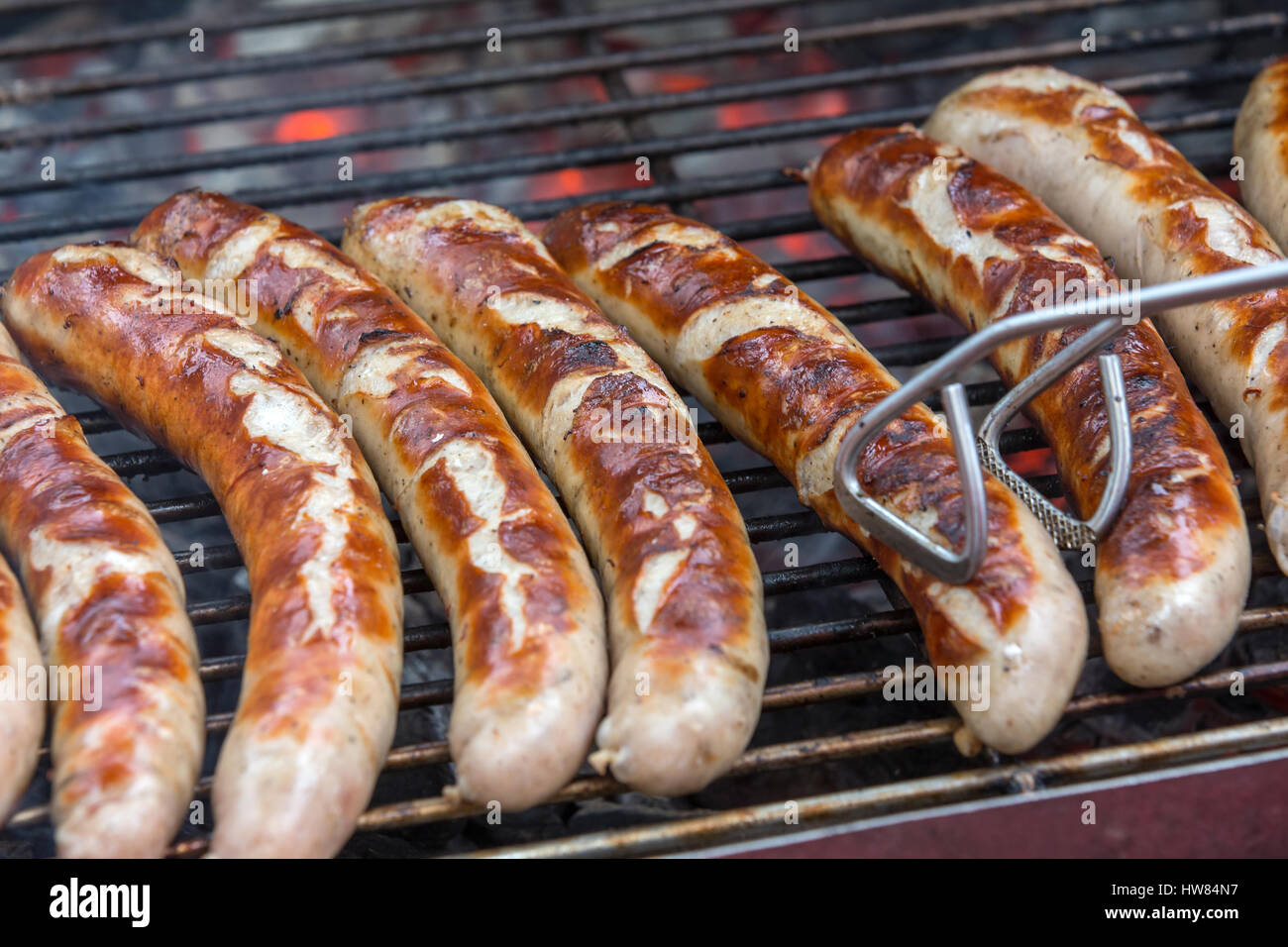 Erfurt, Deutschland. 18. März 2017. Original Thüringer gegrillte Würstchen auf einem Holzkohlegrill während der Eröffnung der Grillsaison "RostKultur - Thüringen Glüht Auf" gesehen werden können (lit.) "Grill-Kultur - Thüringen glüht") in Erfurt, Deutschland, 18. März 2017. Mehr als 20 Produzenten Originbal Thüringer gegrillte Würstchen präsentieren sich auf dem Domplatz. Der Veranstalter ist der Verband der Thüringer und Eichfeld Wurst- und Fleischwaren. Foto: Arifoto Ug/Michael Reichel/Dpa-Zentralbild/Dpa/Alamy Live News Stockfoto
