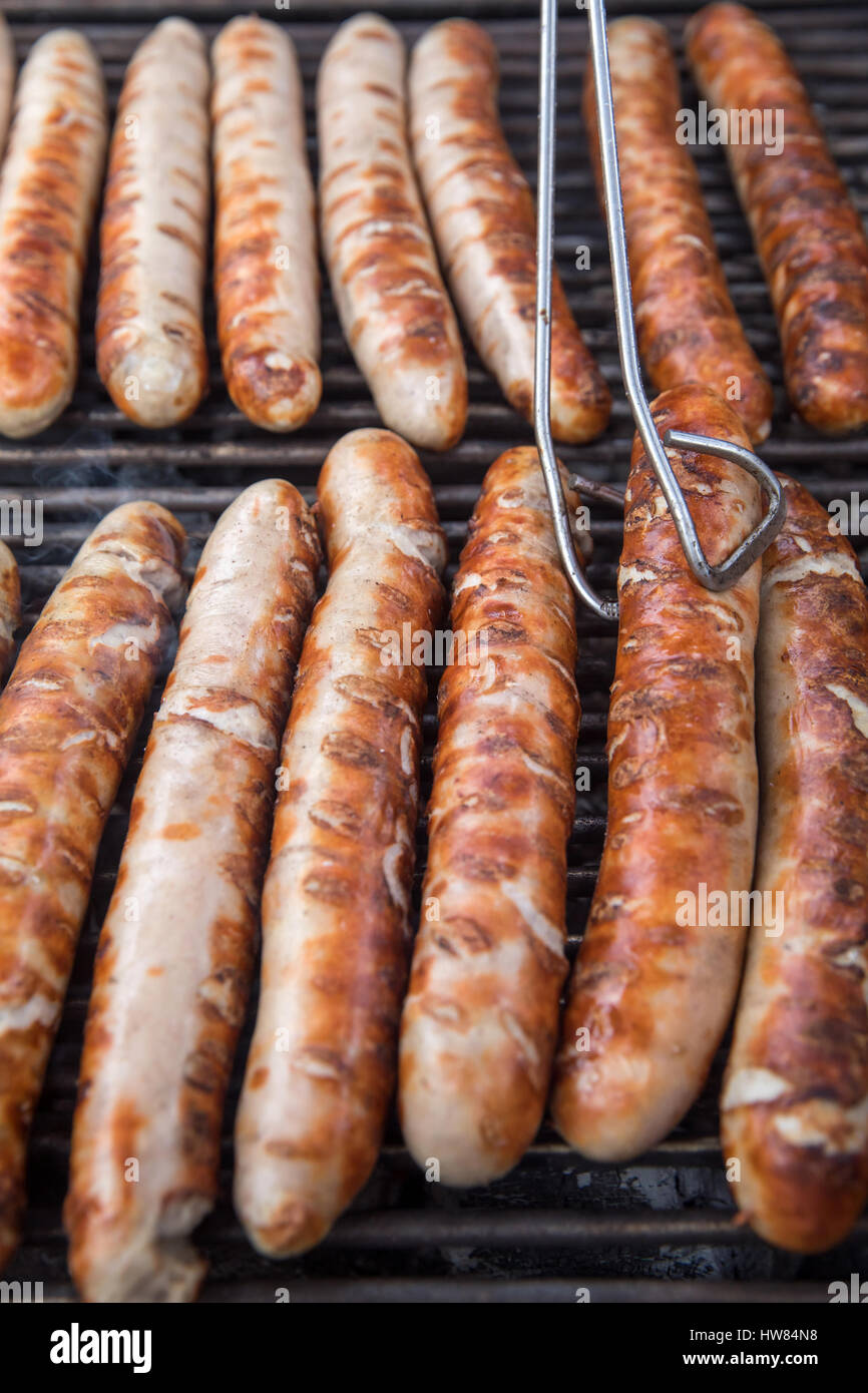 Erfurt, Deutschland. 18. März 2017. Original Thüringer gegrillte Würstchen auf einem Holzkohlegrill während der Eröffnung der Grillsaison "RostKultur - Thüringen Glüht Auf" gesehen werden können (lit.) "Grill-Kultur - Thüringen glüht") in Erfurt, Deutschland, 18. März 2017. Mehr als 20 Produzenten Originbal Thüringer gegrillte Würstchen präsentieren sich auf dem Domplatz. Der Veranstalter ist der Verband der Thüringer und Eichfeld Wurst- und Fleischwaren. Foto: Arifoto Ug/Michael Reichel/Dpa-Zentralbild/Dpa/Alamy Live News Stockfoto