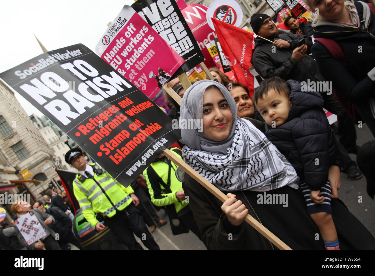 London, UK. 18. März 2017: Eine muslimische Mutter und ihr Kind nehmen Sie Teil an der Stand bis zum Rassismus Demonstration für UN-Antirassismus-Tag in den Straßen von London am 18. März 2017. Der Marsch begann am Portland Place (BBC) und endete am Parliament Square, wo eine Kundgebung geplant ist. Die UN-Anti-Rassismus-Tag ist ein globaler Aktionstag gegen Rassismus in all seinen Formen. © David Mbiyu/Alamy Live-Nachrichten Stockfoto