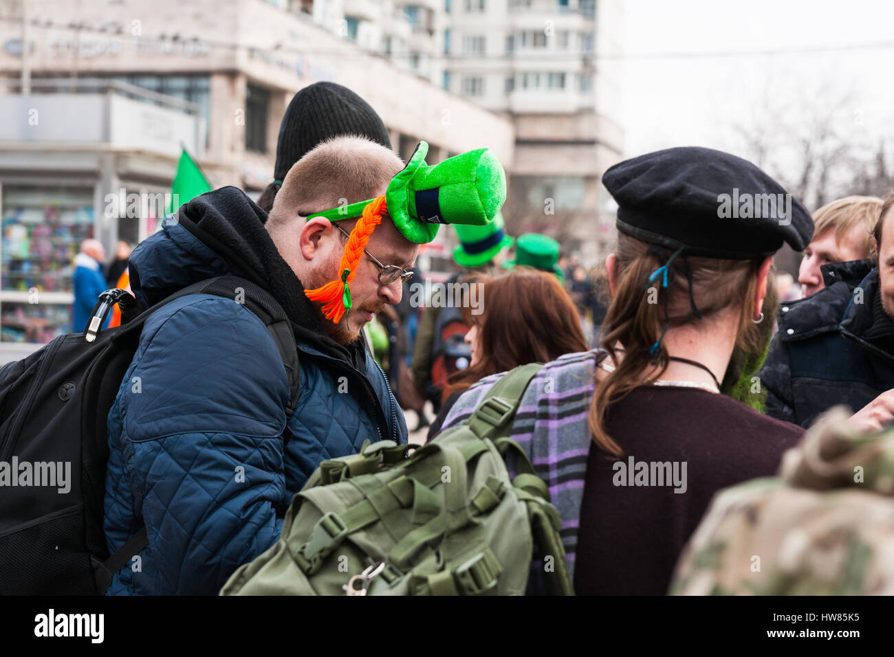 Moskau, Russland. Samstag, 18. März 2017. 25. Jubiläum St. Patrics Day Parade findet in Sokolniki Park von Moskau im Rahmen des irischen Woche 2017 Festival, März 15-26. Die Parade ist eine beliebte und fröhlich kulturelle Veranstaltung in Moskau. Die Russisch-orthodoxe Kirche (ROC) hat vor kurzem St. Patric erkannt und von nun an ROC feiert St. Patrics Tag offiziell. Nicht identifizierte Personen tragen lustige grüne Hüte und zusammenstellen, indem Sie die Metrostation "Sokolniki" vor der Parade. © Alex Bilder/Alamy Live-Nachrichten Stockfoto