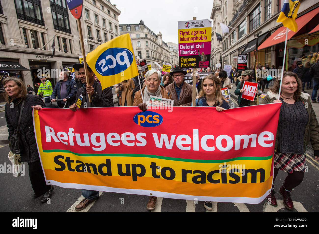 London, UK. 18. März 2017. Candy Unwin mit dem PCS-Banner als Tausende marschierten durch London auf der nationalen Kundgebung gegen Rassismus organisiert durch "aufstehen, um Rassismus". David Rowe/Alamy News Live. Stockfoto