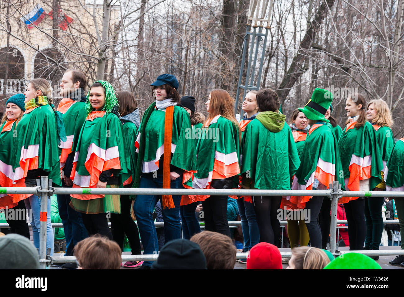 Moskau, Russland. Samstag, 18. März 2017. 25. Jubiläum St. Patrics Day Parade findet in Sokolniki Park von Moskau im Rahmen des irischen Woche 2017 Festival, März 15-26. Die Parade ist eine beliebte und fröhlich kulturelle Veranstaltung in Moskau. Die Russisch-orthodoxe Kirche (ROC) hat vor kurzem St. Patric erkannt und von nun an ROC feiert St. Patrics Tag offiziell. Moskau Schule des irischen Tanz IRIDAN auf der Parade-Plattform in grün und orange Kostüme. © Alex Bilder/Alamy Live-Nachrichten Stockfoto