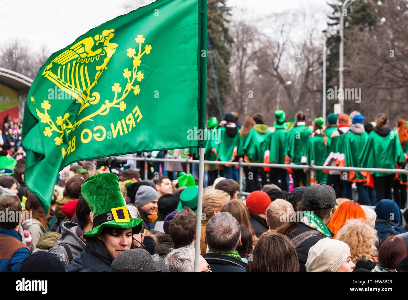 Moskau, Russland. Samstag, 18. März 2017. 25. Jubiläum St. Patrics Day Parade findet in Sokolniki Park von Moskau im Rahmen des irischen Woche 2017 Festival, März 15-26. Die Parade ist eine beliebte und fröhlich kulturelle Veranstaltung in Moskau. Die Russisch-orthodoxe Kirche (ROC) hat vor kurzem St. Patric erkannt und von nun an ROC feiert St. Patrics Tag offiziell. Moskau Schule des irischen Tanz IRIDAN auf der Parade-Plattform in grün und orange Kostüme. © Alex Bilder/Alamy Live-Nachrichten Stockfoto