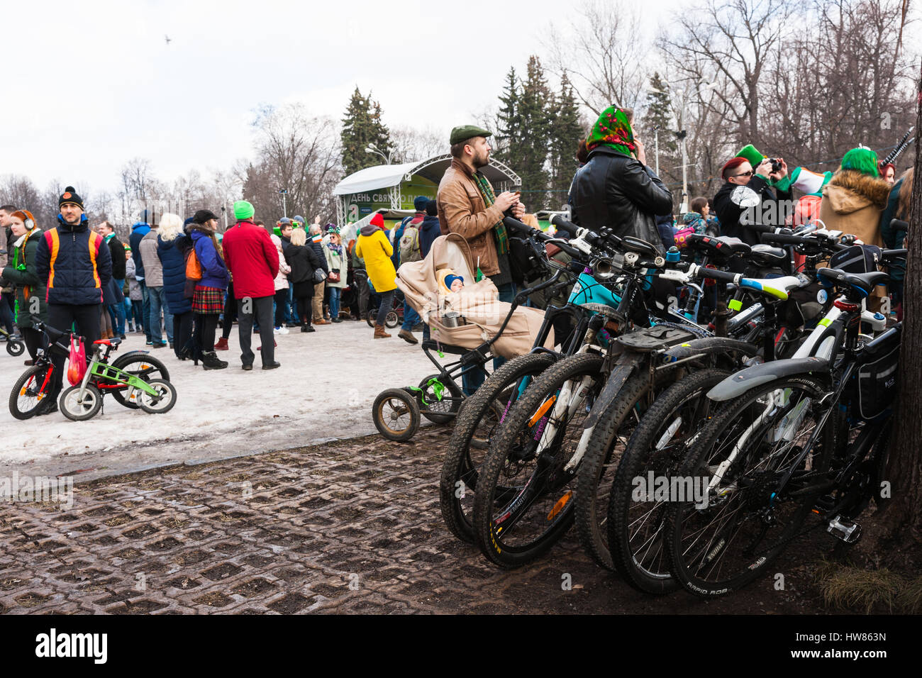 Moskau, Russland. Samstag, 18. März 2017. 25. Jubiläum St. Patrics Day Parade findet in Sokolniki Park von Moskau im Rahmen des irischen Woche 2017 Festival, März 15-26. Die Parade ist eine beliebte und fröhlich kulturelle Veranstaltung in Moskau. Die Russisch-orthodoxe Kirche (ROC) hat vor kurzem St. Patric erkannt und von nun an ROC feiert St. Patrics Tag offiziell. Fahrräder der Parade Zuschauer und Teilnehmer werden vom Baum gestapelt. © Alex Bilder/Alamy Live-Nachrichten Stockfoto