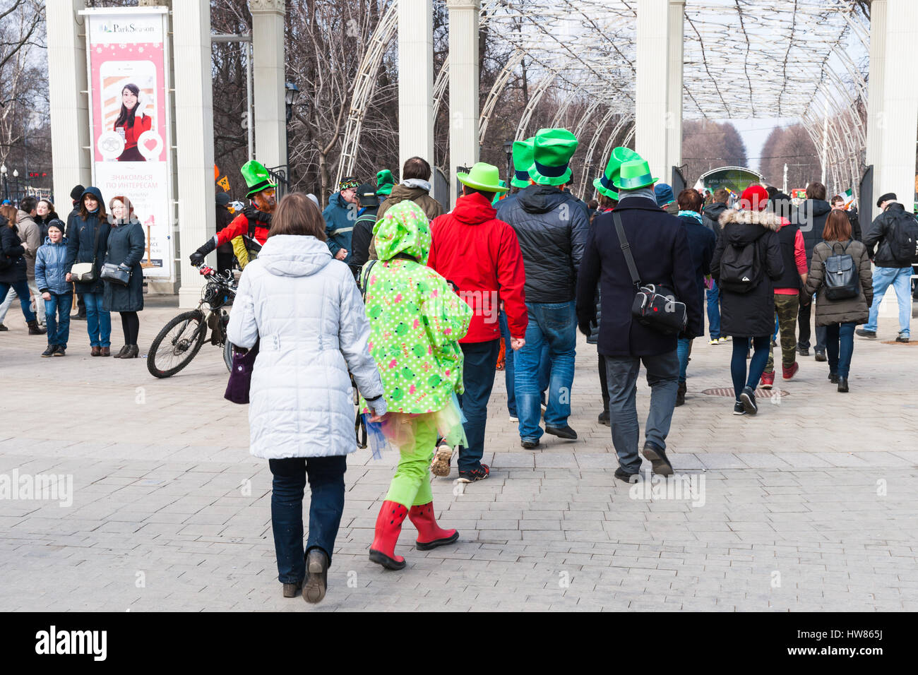 Moskau, Russland. Samstag, 18. März 2017. 25. Jubiläum St. Patrics Day Parade findet in Sokolniki Park von Moskau im Rahmen des irischen Woche 2017 Festival, März 15-26. Die Parade ist eine beliebte und fröhlich kulturelle Veranstaltung in Moskau. Die Russisch-orthodoxe Kirche (ROC) hat vor kurzem St. Patric erkannt und von nun an ROC feiert St. Patrics Tag offiziell. Nicht identifizierte, unkenntlich Leute kommen, um Sokolniki-Park Festival Entertainment-Veranstaltungen teilnehmen und Spaß haben. © Alex Bilder/Alamy Live-Nachrichten Stockfoto