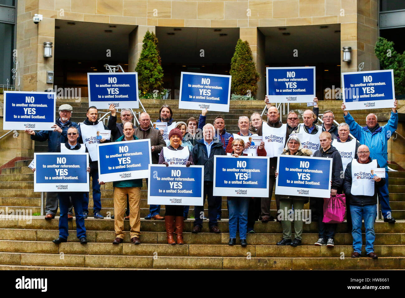 Glasgow, Vereinigtes Königreich. 18. März 2017. In eine Aufholjagd gegen die schottische Nationalpartei Entschlossenheit, eine zweite Unabhängigkeitsreferendum der Interessengruppe "Scotland in Union" zu halten (SIU) statt 8 Kundgebungen in ganz Schottland (Perth, Edinburgh, Aberdeen, Kirkcaldy, 2 x Glasgow, Paisley und Dumfries) um Unterstützung für ein Vereinigtes Königreich zeigen. Sie verwenden die aufmerksamkeitsstarke Motto "REFERENDUMB" mit einem Bild von Nicola Sturgeon, Schottlands erster Minister Credit: Findlay/Alamy Live News Stockfoto