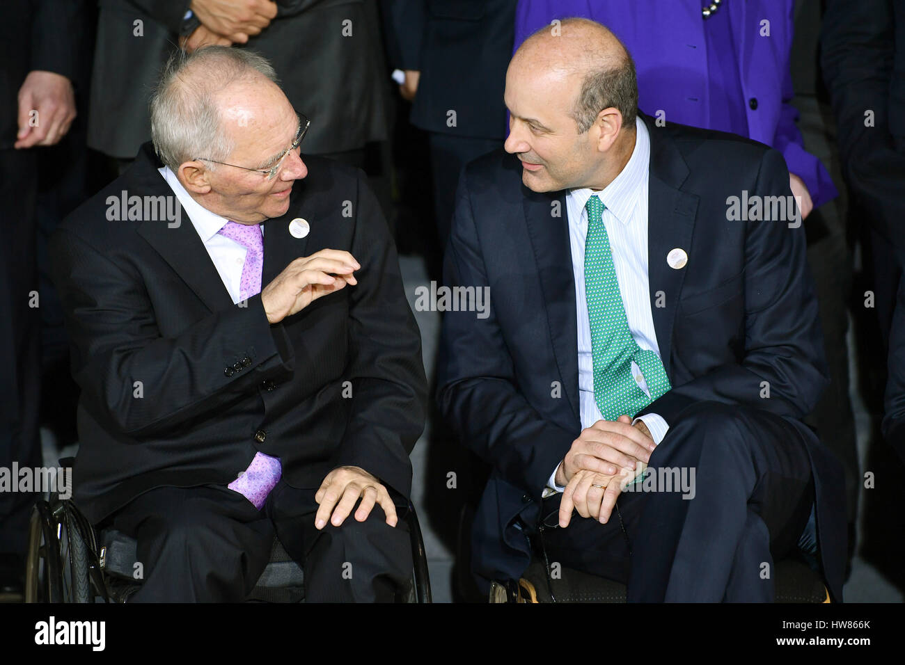 Baden-Baden, Deutschland. 17. März 2017. Bundesminister der Finanzen spricht Wolfgang Schäuble (L) mit der argentinischen Zentralbank Federico Sturzenegger im Kurhaus der G20-Finanzminister Minister treffen in Baden-Baden, Deutschland, 17. März 2017. Foto: Uwe Anspach/Dpa/Alamy Live News Stockfoto