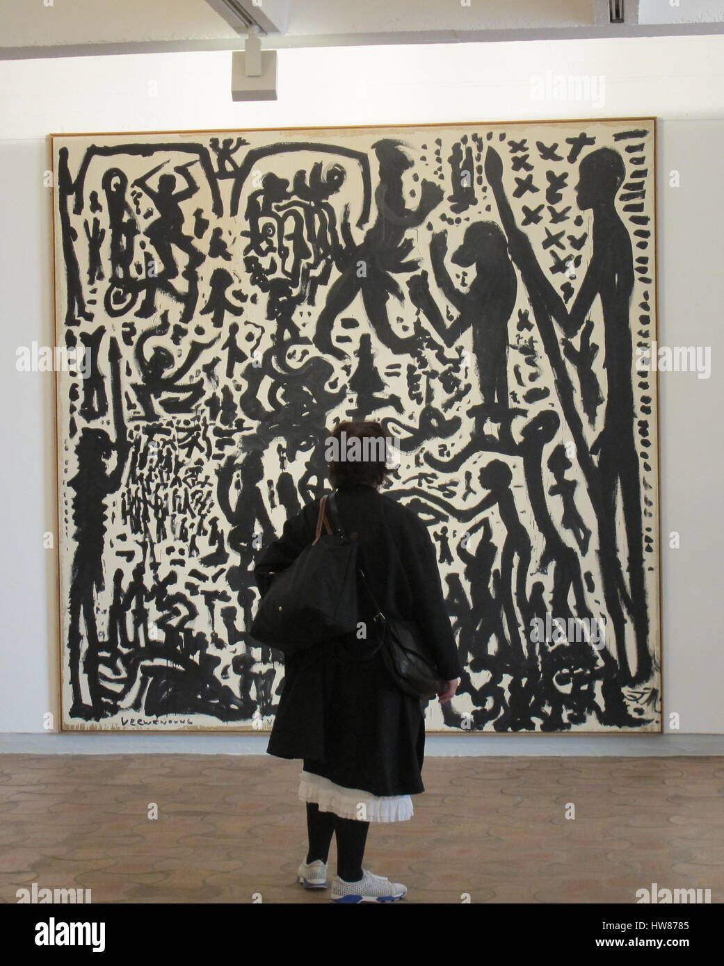 Saint-Paul-de-Vence, Frankreich. 17. März 2017. Ein Besucher steht vor dem Stück 'Verwendung-Verzichtskultur"im Museum"Fondation Maeght"in der Nähe von Nizza, in Saint-Paul-de-Vence, Frankreich, 17. März 2017. Die Fondation Maeght hält eine Ausstellung für den deutschen Maler A.R. Penck, zeigt mehr als 100 Stück des Malers, gilt als den Vater des neo-expressionistische Stil Foto: Sabine Glaubitz/Dpa/Alamy Live News Stockfoto