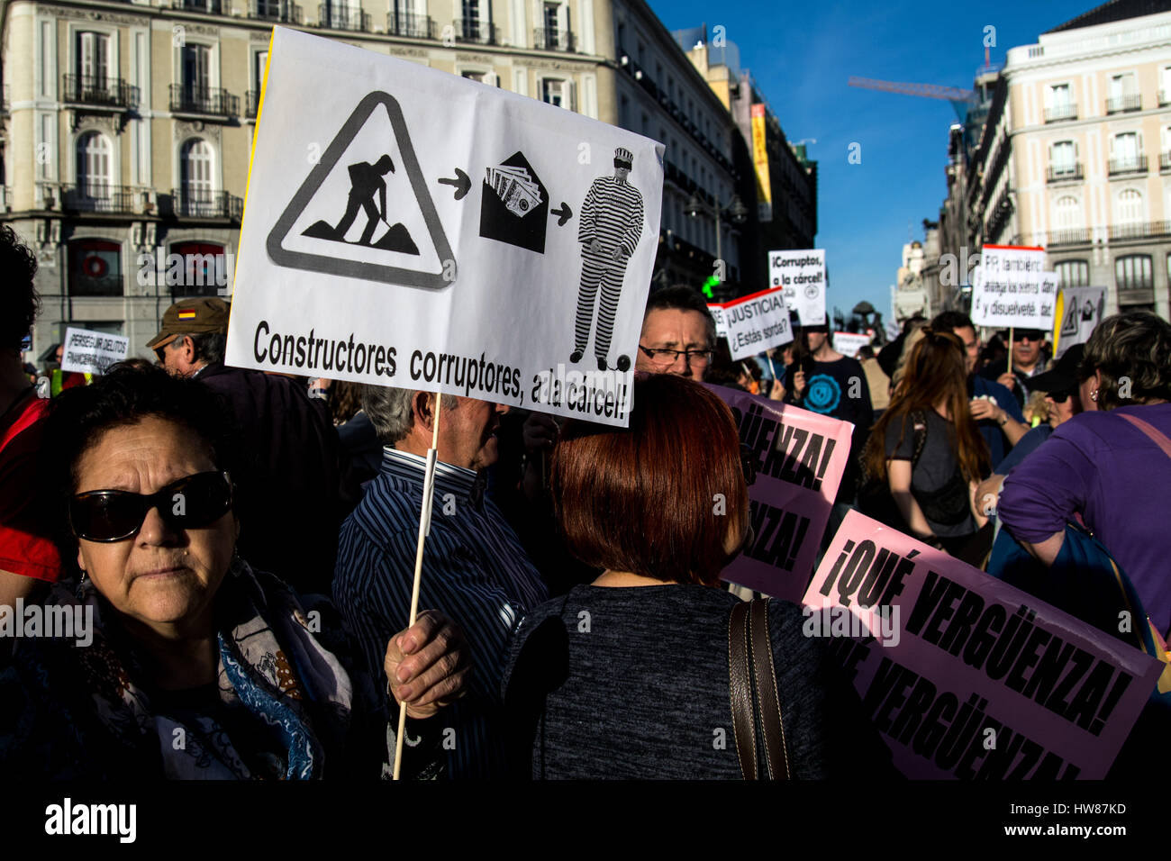 Madrid, Spanien. 18. März 2017. Eine Frau, die protestieren gegen die Korruption mit einem Plakat liest, "Korrumpieren Bauherren ins Gefängnis". Bildnachweis: Marcos del Mazo/Alamy Live-Nachrichten Stockfoto