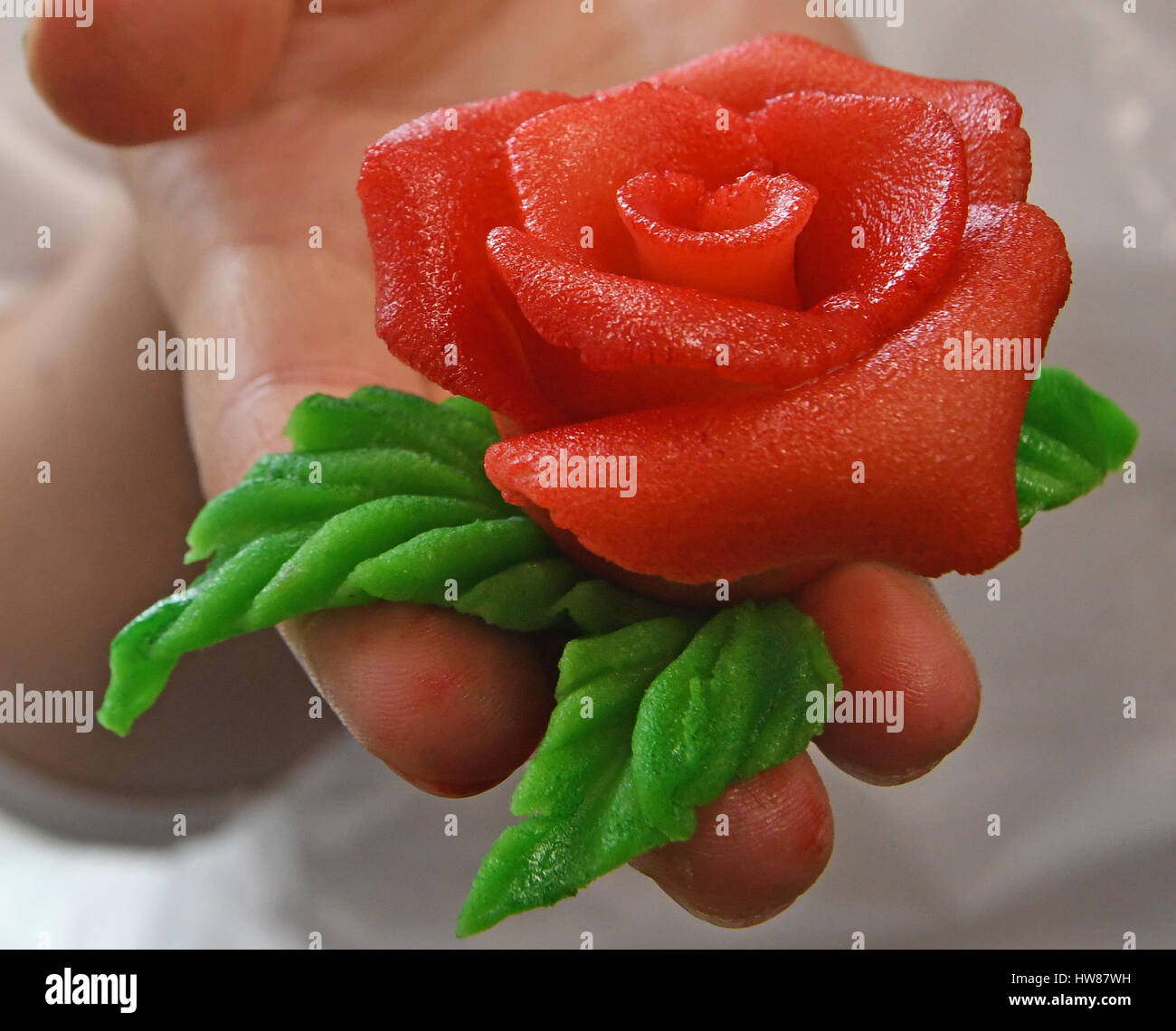 Ein Marzipan rose in der Show-Manufaktur der Confiserie Klinkmueller in Luckau, Deutschland, 9. März 2017 zu sehen. Die Show-Manufaktur bietet den Besuchern um die Konditoren bei der Arbeit beobachten oder Teilnahme an Kursen für die Produktion von Süßwaren. Foto: Bernd Settnik/Dpa-Zentralbild/ZB Stockfoto