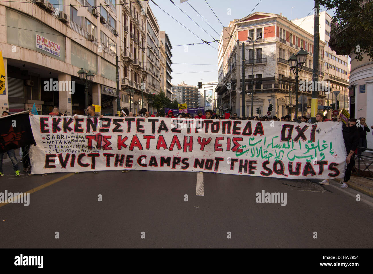 Athen, Griechenland. 18. Msrch, 2017. Flüchtlinge halten Plakate und schreien Parolen gegen die Schließung der Grenzen und der EU-Türkei-Deal, so dass sie in Griechenland gestrandet. Linke, antirassistische und Menschenrechtsorganisationen inszeniert eine Kundgebung anlässlich der Europäischen Aktionswoche gegen Rassismus und den internationalen Tag für die Beseitigung der Rassendiskriminierung, gegen Rassismus, Faschismus und EU Migrationspolitik zu demonstrieren. © Nikolas Georgiou/Alamy Live-Nachrichten Stockfoto