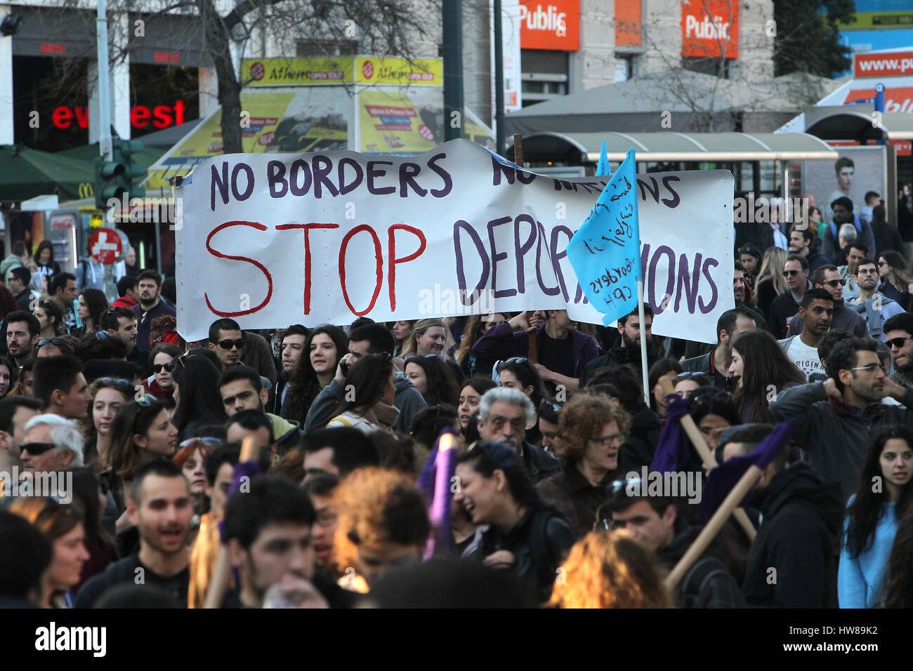 Athen, Griechenland. 18. März 2017. Mitmachen bei einer Demonstration vor dem internationalen Tag für die Beseitigung der Rassendiskriminierung (Anti-Rassismus-Tag) in Zentral-Athen, Griechenland, am 18. März 2017. Tausende von Flüchtlingen, Migrantinnen und Griechen nahmen an einer Demonstration hier am Samstag auf der bevorstehenden Anti-Rassismus-Tag zu begehen. Bildnachweis: Marios Lolos/Xinhua/Alamy Live-Nachrichten Stockfoto