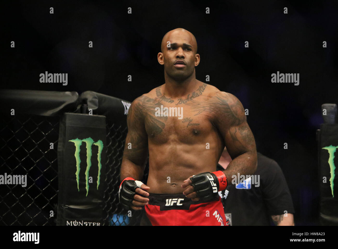 O2 Arena, London, England. 18. März 2017. Jimi Manuwa besiegt Corey Anderson bei UFC Fight Night 107: London Credit: Dan Cooke/Alamy Live News Stockfoto