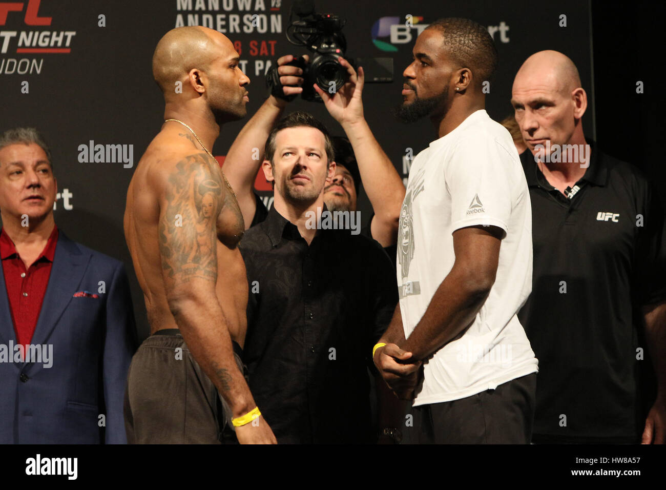 Jimi Manuwa ein Corey Anderson-Face off vor ihren Hauptereignis Kampf Morgen bei UFC London: wiegen Gasthöfe in der O2 Arena, London, England. 17. März 2017 Stockfoto