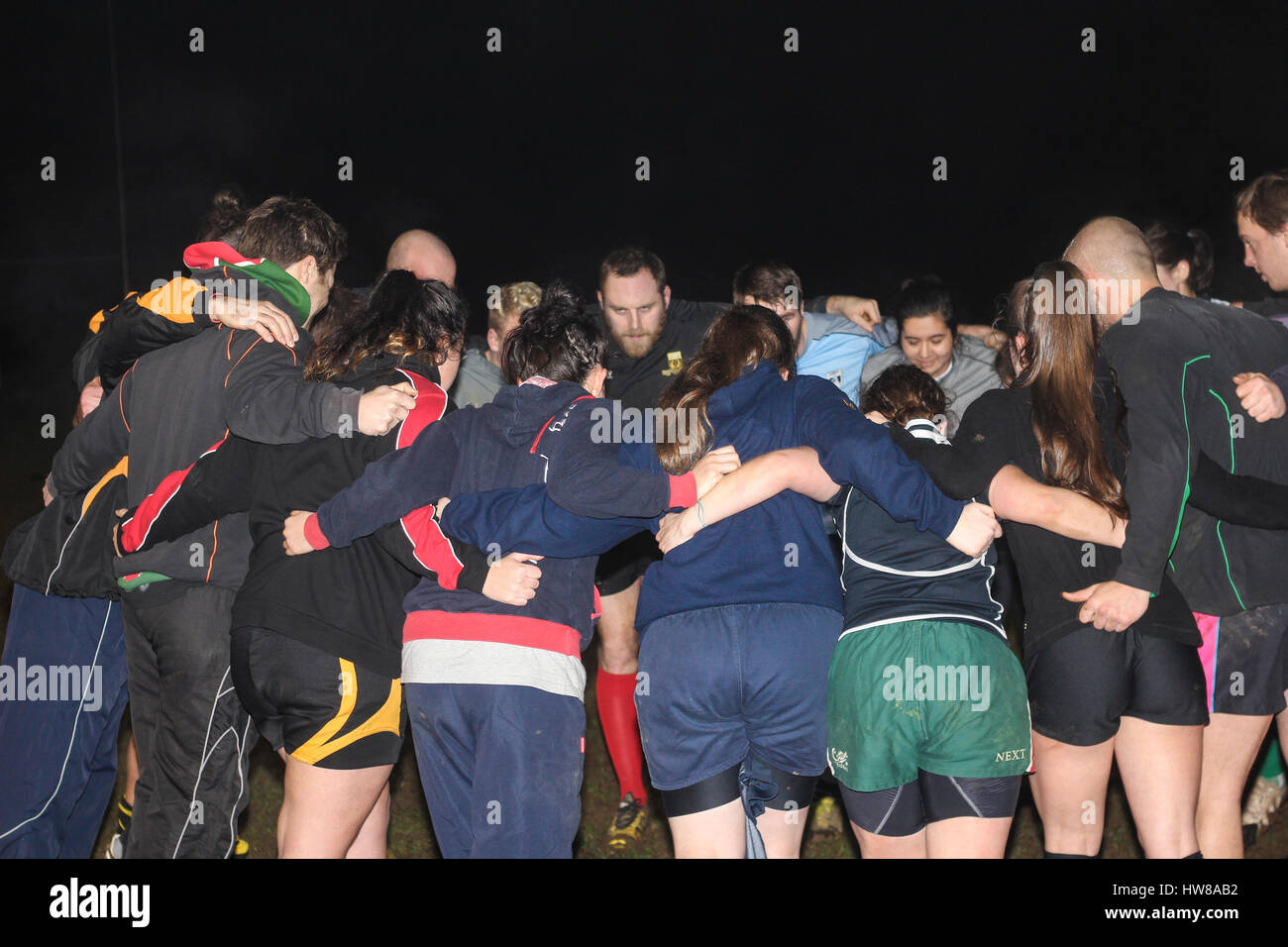 Pontycun Rugby Club, Südwales, Halbzeit und Training Session auf dem Damen-Spiel, Pontycun gegen Llandaff North. Stockfoto