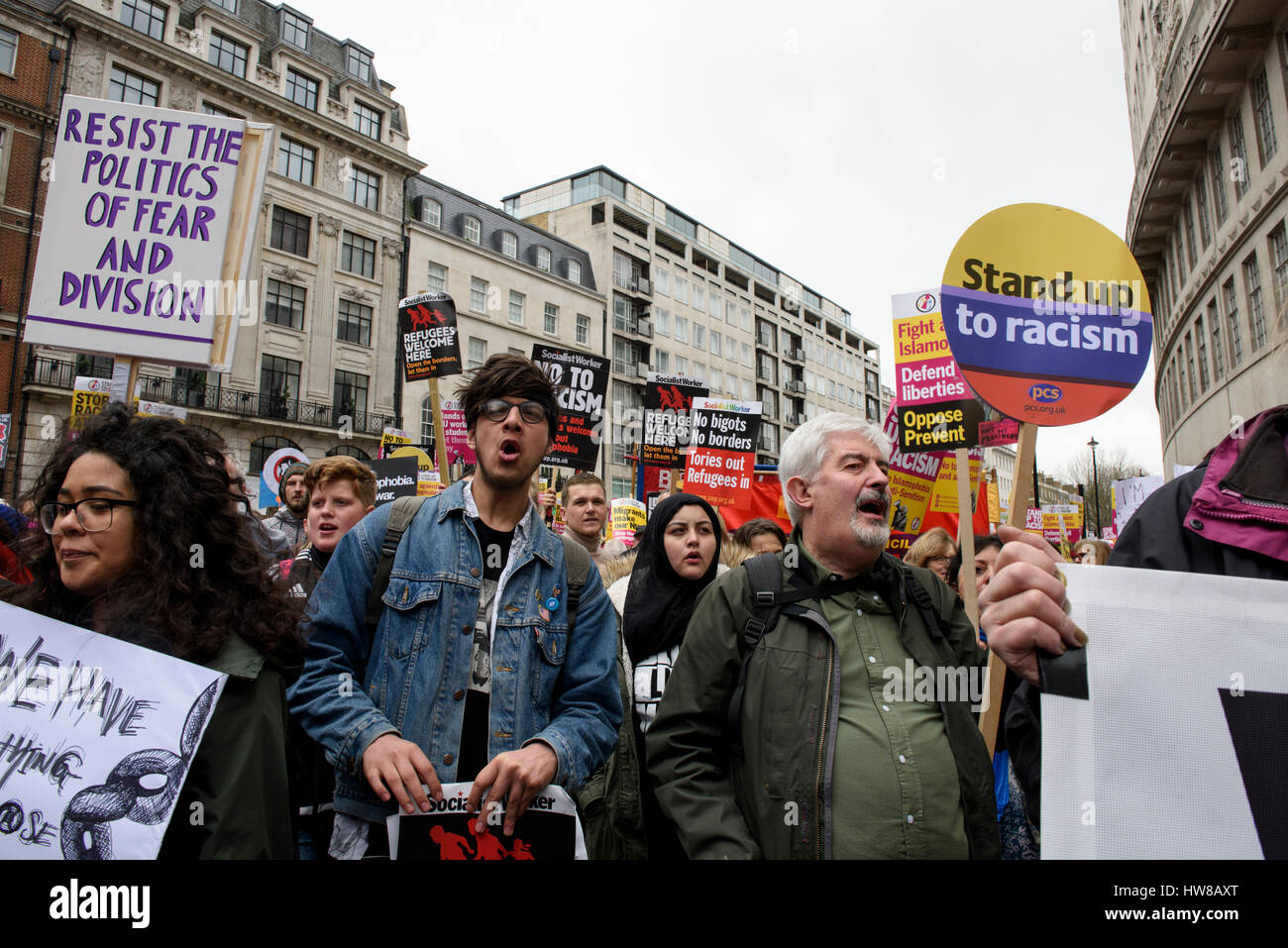 London, UK. 18. März 2017. Tausende von Demonstranten marschieren durch die Londoner protestieren gegen Rassismus am UN-Antirassismus-Tag. © ZEN - Zaneta Razaite / Alamy Live News Stockfoto