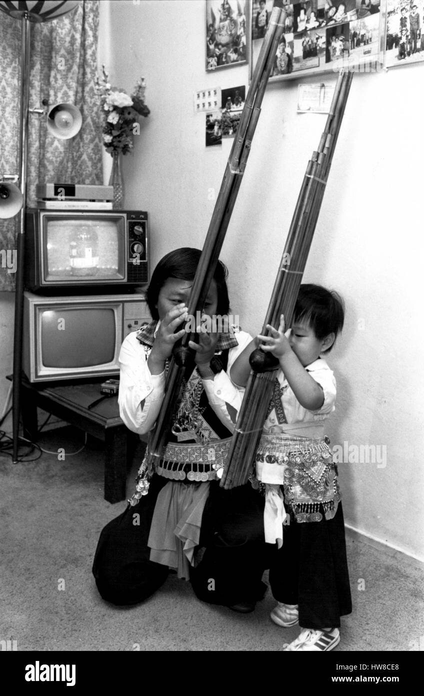 1968 - Vereinigte Staaten von Amerika/Merced, Ca/Laotisch Flüchtlinge/Neuansiedlung Anpassung an ihr neues Leben unter Beibehaltung ihrer Traditionen: hier ein Hmong '' Choukan'' oder Musik Mann lehrt seinen Sohn Flöte zu spielen. Bildnachweis: Keystone Bilder USA/ZUMAPRESS.com/Alamy Live-Nachrichten Stockfoto