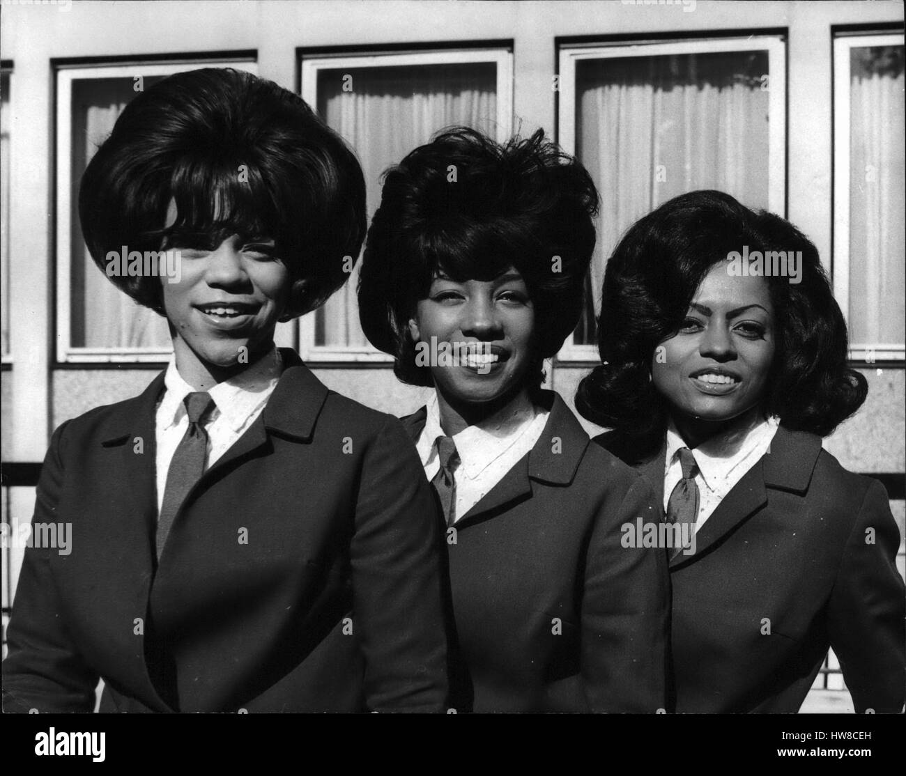 10. Oktober 1964 - '' The Supremes'' kommen in London bei ihrem ersten Besuch nach Großbritannien: '' The Supremes'', der amerikanischen Vokalgruppe in London für ihren ersten Besuch in diesem Land angekommen. Sie sind hier auf eine Promotion Besuch nach E.M.I. geordnet Die drei Mädels, Diana Ross, Mary Wilson und Florence Ballard, haben ihre aktuelle CD Erfolg '' wo ist unsere Liebe geblieben '' auf Platz drei in der britischen Hitparade. Foto zeigt eine Nahaufnahme von der amerikanischen Vokalgruppe "The Supremes'' ' (L, R) Florence Ballard, Mary Wilson und Diana Ross, heute in London abgebildet. (Kredit-Bild: © Keystone Presseagentur / Stockfoto