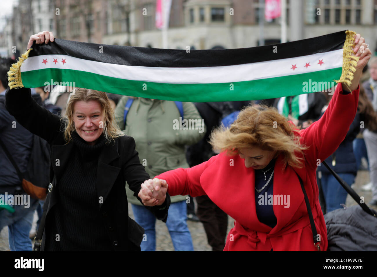 Zwei Frauen tanzen mit einem Schal in den Farben der Flagge Syrien  Unabhängigkeit. Syrer in Amsterdam lebenden feierte den 6. Jahrestag der  Aufstand in Syrien, Opposition zu den laufenden syrischen Bürgerkrieg  führen.