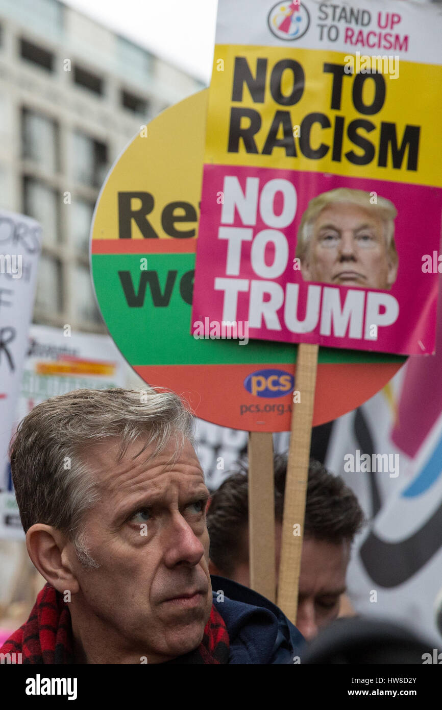 London, UK. 18. März 2017. Chris Nineham von Stop The War Koalition unter Tausenden von Demonstranten aus vielen verschiedenen antirassistischen Gruppen Teilnahme an der März gegen Rassismus. Der Marsch wurde zeitlich so nah wie möglich an den internationalen Tag der Vereinten Nationen für die Beseitigung der Rassendiskriminierung stattfinden. Bildnachweis: Mark Kerrison/Alamy Live-Nachrichten Stockfoto