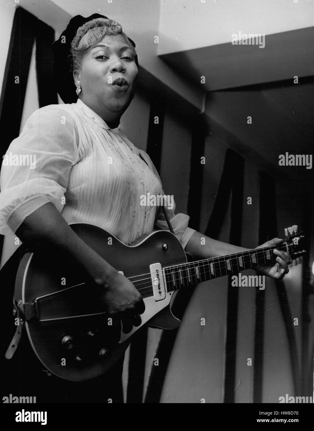 11. November 1957 - Empfang für Gospel-Sängerin. Ein Presseempfang fand heute Abend in London, für die farbigen amerikanischen hot Gospel-Sängerin, Sister Rosetta Tharpe, angekommen am Flughafen London heute früh für eine Tour durch Großbritannien, die morgen in Birmingham Town Hall beginnt. Foto zeigt Sister Rosetta Tharpe eine Gitarre spielt, als sie an heutige Presseempfang singt. (Kredit-Bild: © Keystone Presseagentur/Keystone USA über ZUMAPRESS.com) Stockfoto