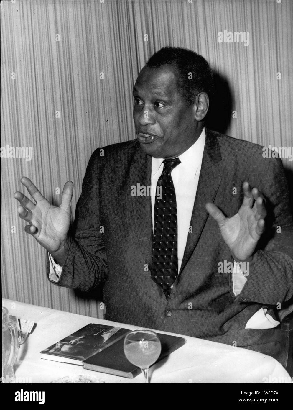 7. Juli 1958 - heute Empfang für Paul Robeson: Paul Robeson, der berühmten farbigen Sängerin in London am Flughafen angekommen. Er ist, im Fernsehen aufzutreten. Das Foto zeigt Paul Robeson, abgebildet auf der heutigen Presseempfang im Empress Club, heute Nachmittag. (Kredit-Bild: © Keystone Presseagentur/Keystone USA über ZUMAPRESS.com) Stockfoto