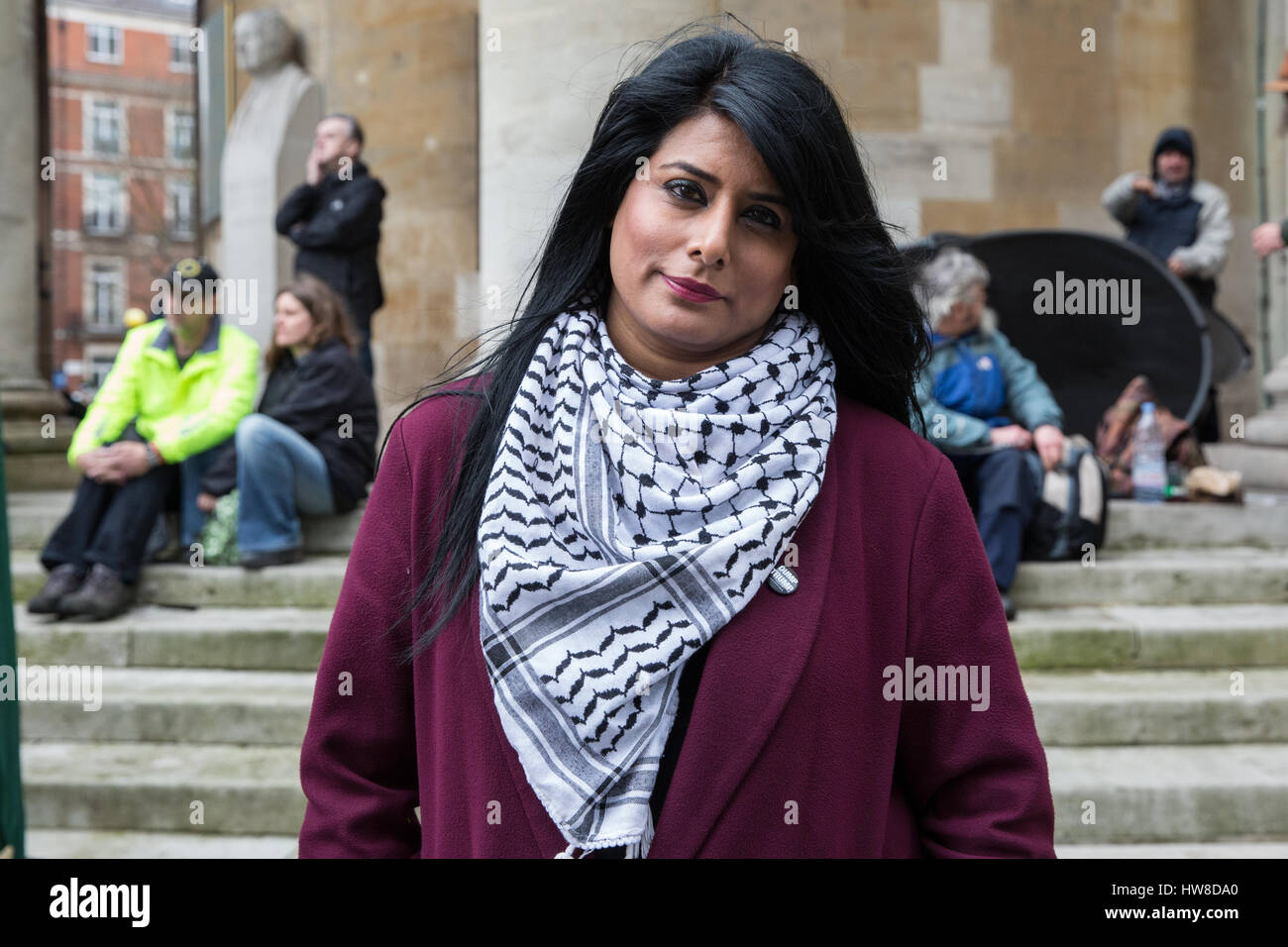 London, UK. 18. März 2017. MAZ Saleem, Tochter von Mohammed Saleem und Veranstalter im stehen bis zum Trumpf, im März gegen Rassismus. Der Marsch, begleitet von vielen tausend Menschen, war zeitlich so nah wie möglich an den internationalen Tag der Vereinten Nationen für die Beseitigung der Rassendiskriminierung stattfinden. Bildnachweis: Mark Kerrison/Alamy Live-Nachrichten Stockfoto