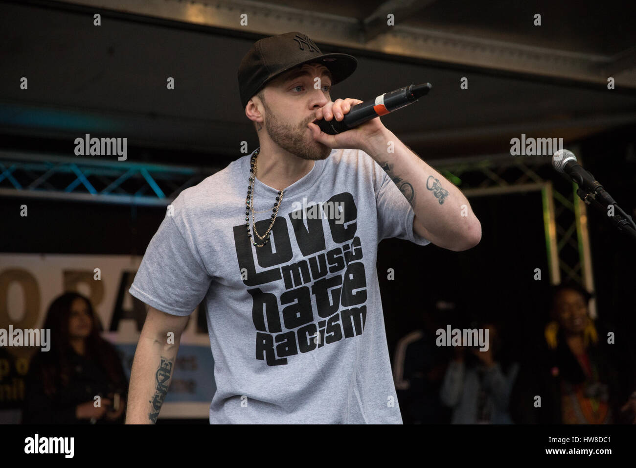 London, UK. 18. März 2017. Herr Kuss führt für Tausende von Demonstranten aus vielen verschiedenen antirassistischen Gruppen Teilnahme an der März gegen Rassismus. Der Marsch wurde zeitlich so nah wie möglich an den internationalen Tag der Vereinten Nationen für die Beseitigung der Rassendiskriminierung stattfinden. Bildnachweis: Mark Kerrison/Alamy Live-Nachrichten Stockfoto