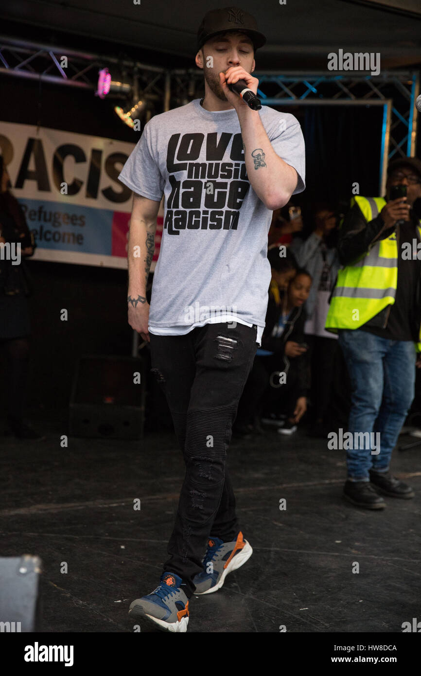 London, UK. 18. März 2017. Herr Kuss führt für Tausende von Demonstranten aus vielen verschiedenen antirassistischen Gruppen Teilnahme an der März gegen Rassismus. Der Marsch wurde zeitlich so nah wie möglich an den internationalen Tag der Vereinten Nationen für die Beseitigung der Rassendiskriminierung stattfinden. Bildnachweis: Mark Kerrison/Alamy Live-Nachrichten Stockfoto