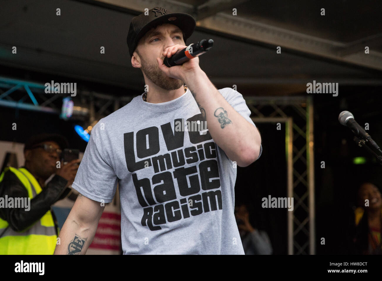 London, UK. 18. März 2017. Herr Kuss führt für Tausende von Demonstranten aus vielen verschiedenen antirassistischen Gruppen Teilnahme an der März gegen Rassismus. Der Marsch wurde zeitlich so nah wie möglich an den internationalen Tag der Vereinten Nationen für die Beseitigung der Rassendiskriminierung stattfinden. Bildnachweis: Mark Kerrison/Alamy Live-Nachrichten Stockfoto