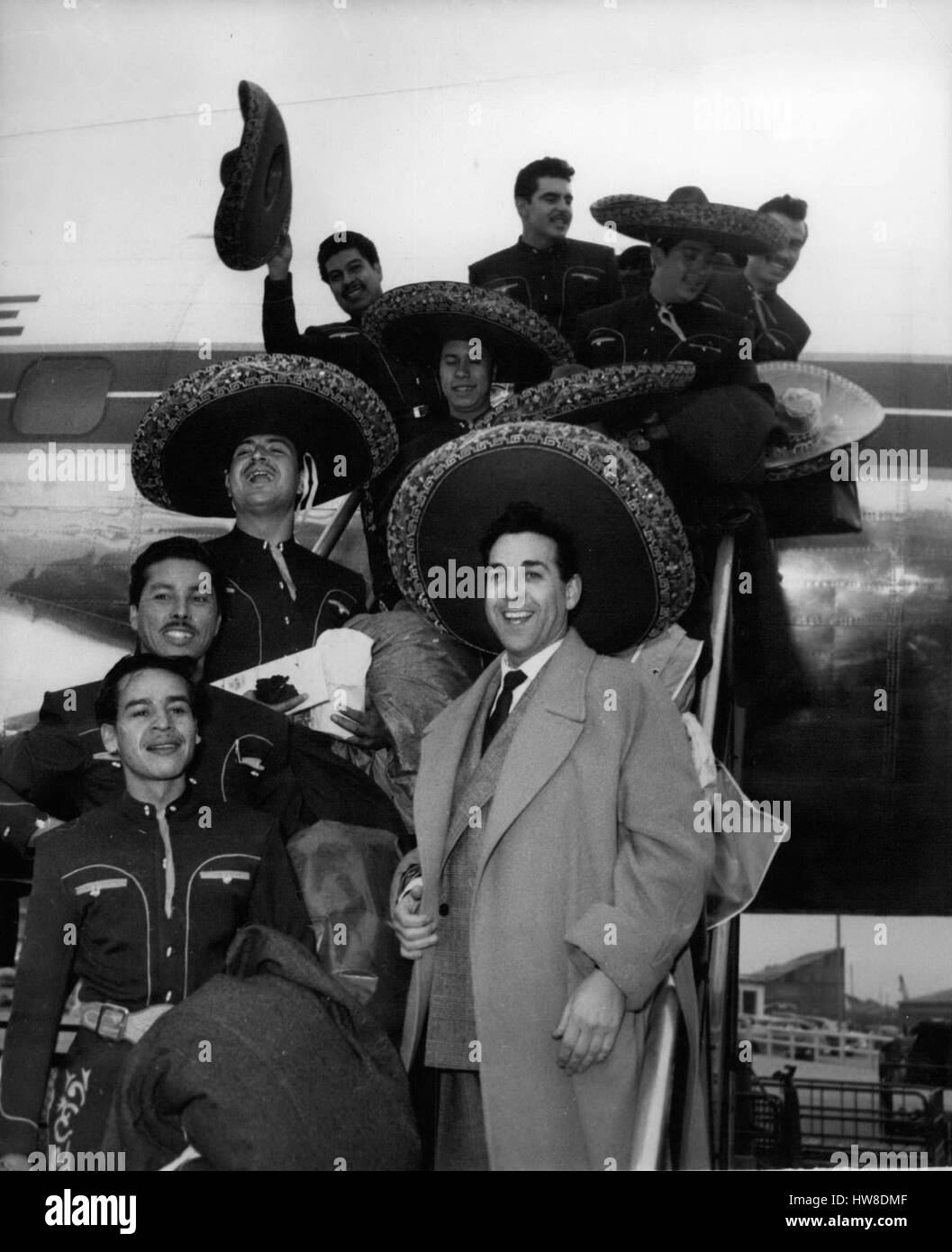 3. März 1956 - mexikanische Tänzer und Sänger in Paris durchführen; 9 '' Mariachis'', junge mexikanische Tänzer und Sänger, kam an diesem Morgen in Paris. Sie wurden von den berühmten Franco-mexikanischer Crooner Luis Mariano begrüßt, da sie aus einem Panamerican Airliner am Flughafen Orly stiegen. Mariachi ist die Bezeichnung für junge Laiensänger und Folklore Tänzer in Mexiko. Das Foto zeigt Luis Mariano begrüßen die Mariachis. (Kredit-Bild: © Keystone Presseagentur/Keystone USA über ZUMAPRESS.com) Stockfoto