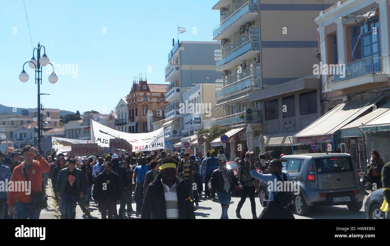 Mytilene, griechischen Insel Lesbos. 18. März 2017. Menschen besuchen einen Protest gegen das Abkommen EU-Türkei in Mytilene, griechischen Insel Lesbos, 18. März 2017. Mehr als 2.000 Flüchtlinge, Migranten und einheimische startete einen Protest auf der griechischen Insel Lesbos am Samstag zum protest gegen die EU-Türkei-Vereinbarung durchgesetzt im März dieses Jahres fließt der Flüchtling-Migranten nach Europa stammen. Bildnachweis: Anthi Pazianou/Xinhua/Alamy Live-Nachrichten Stockfoto