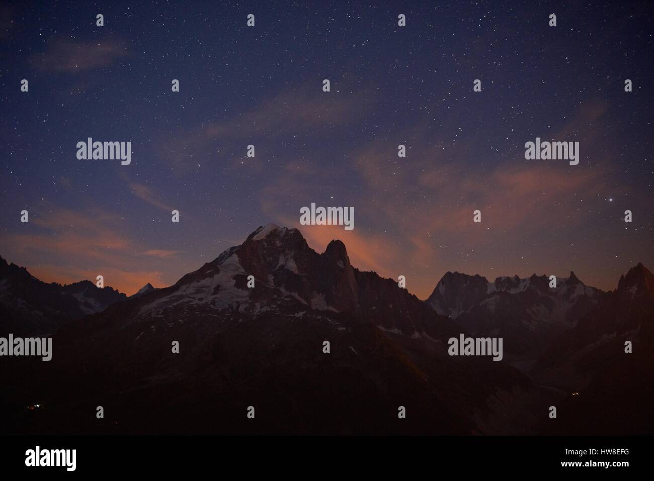 Frankreich, Haute-Savoie, Chamonix, der Aiguille Verte (4122 m) bei Nacht Stockfoto