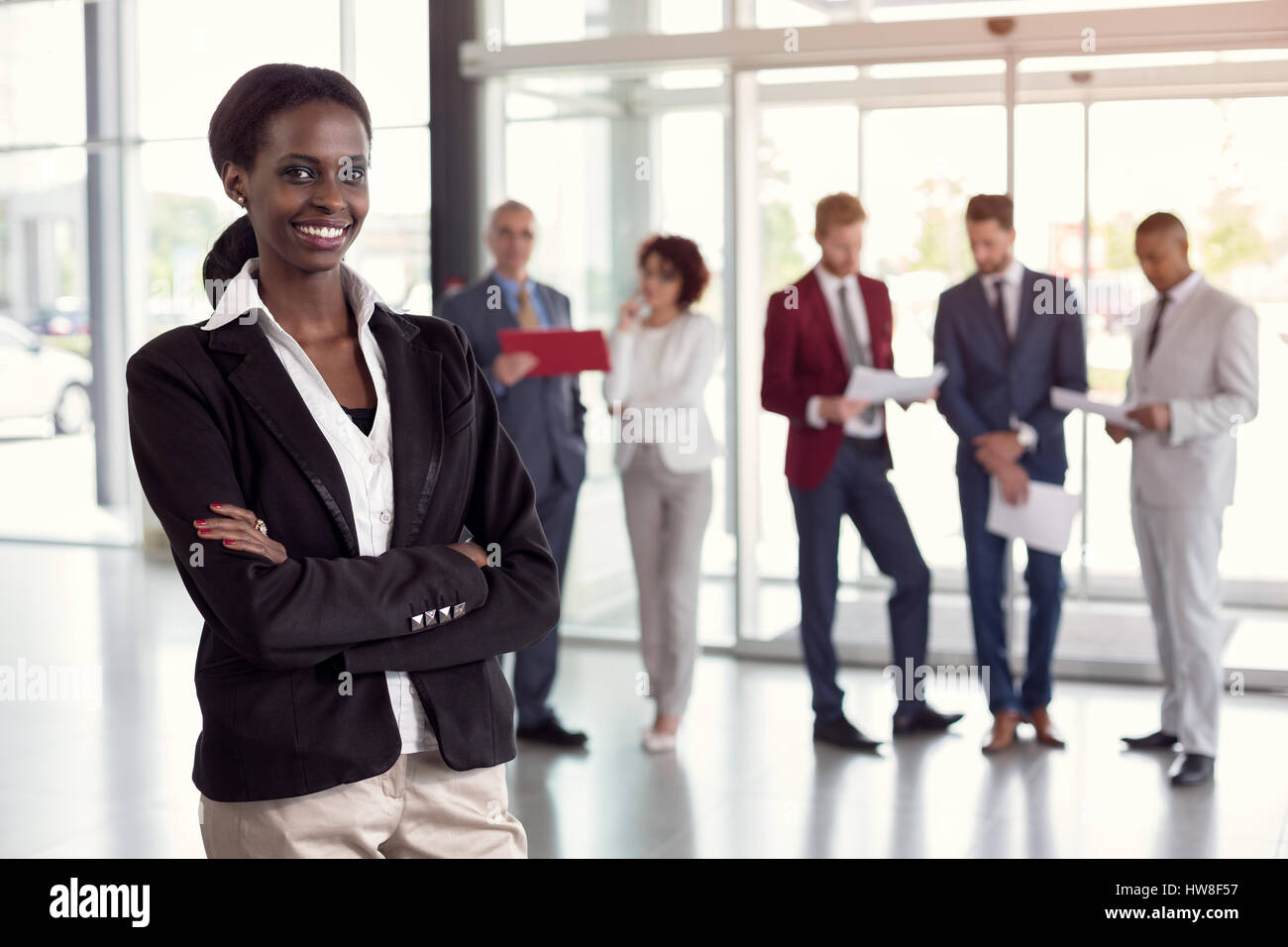 Porträt von fröhlichen schwarzen Geschäftsfrau bei der Arbeit Stockfoto