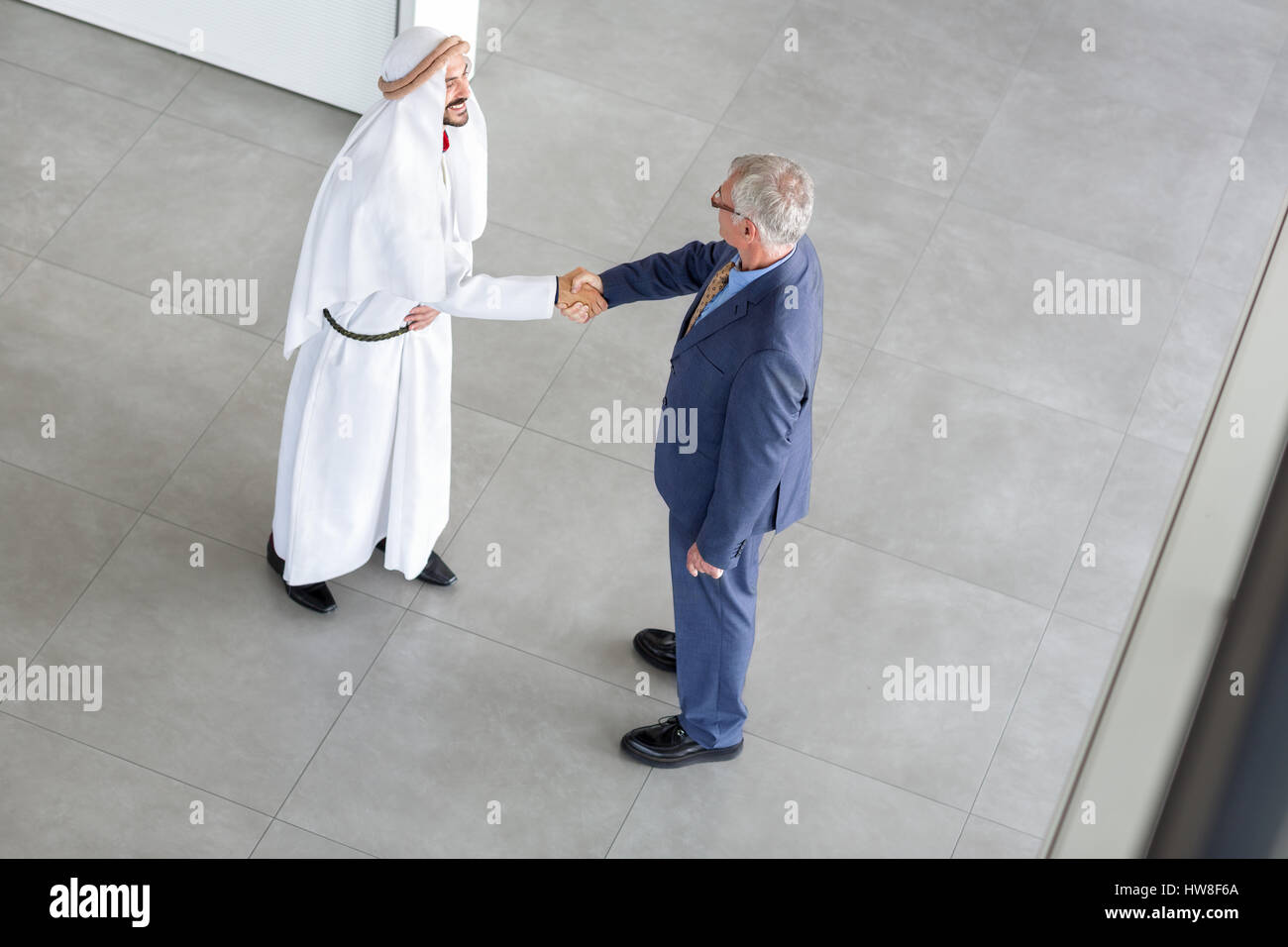 Chef des Unternehmens Handschlag mit arabischen partner Stockfoto