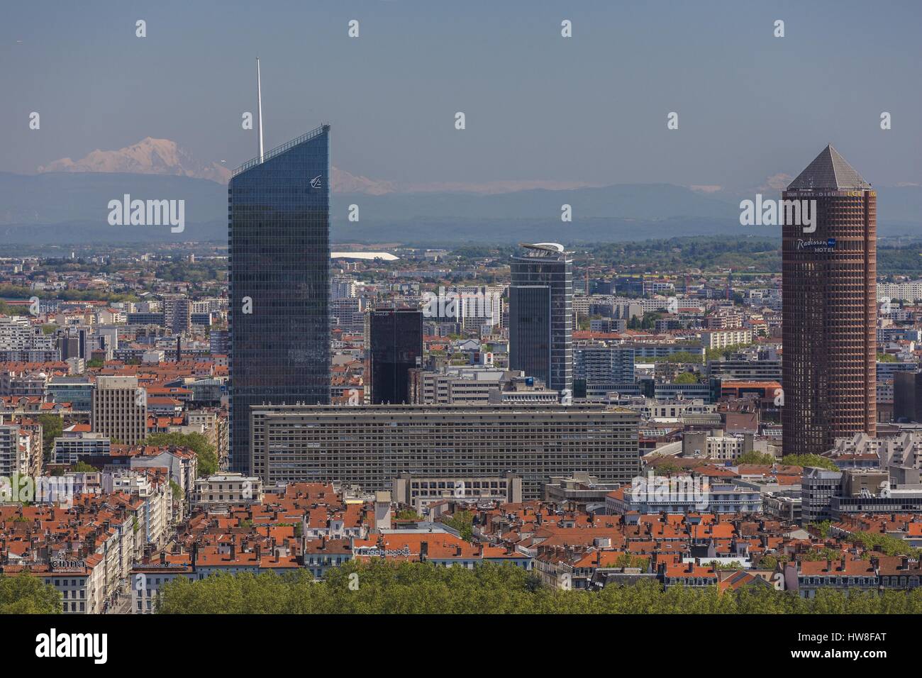 Frankreich, Rhone, Lyon, Panorama von Fourviere, mit Blick auf die La Part Dieu Skyscraper mit dem Oxygene Tour, der Bleistift und der neuen Incity tour Wer ist die dritte Wolkenkratzer von Frankreich (Pfeil) mit der Alpen, der Mont Blanc sichtbar auf der linken Seite der oben auf dem Turm Stockfoto