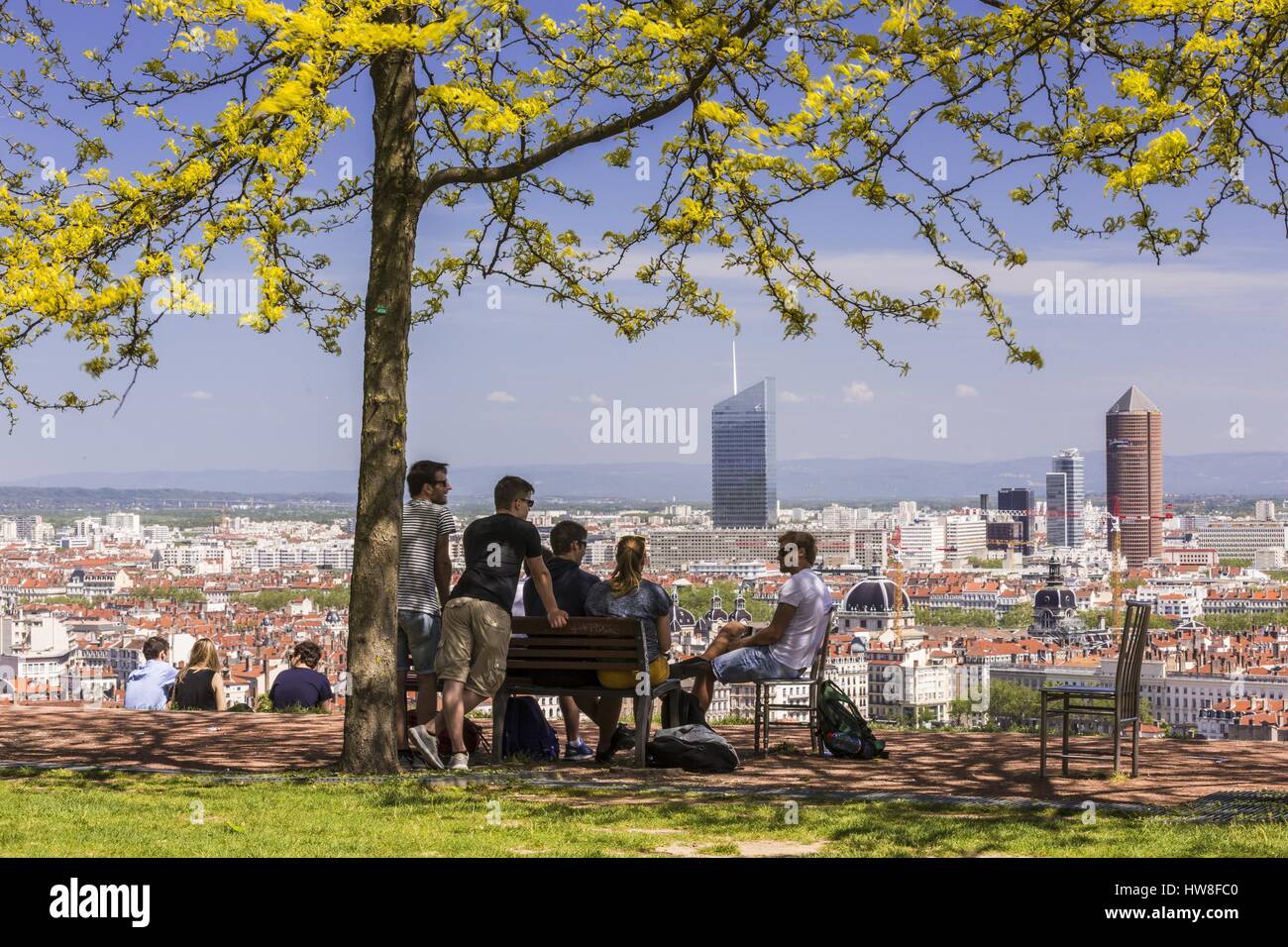 Frankreich, Rhone, Lyon, Garten von Montreal-du Belvedere-des Curiosites auf dem Hügel von Fourvière, mit Blick auf die La Part Dieu Skyscraper mit dem Oxygene Tour, der Bleistift, der neue Una tour Wer ist die dritte Wolkenkratzer von Frankreich (Pfeil enthalten) und das Hotel Dieu, die sich einer Wiederherstellung Stockfoto