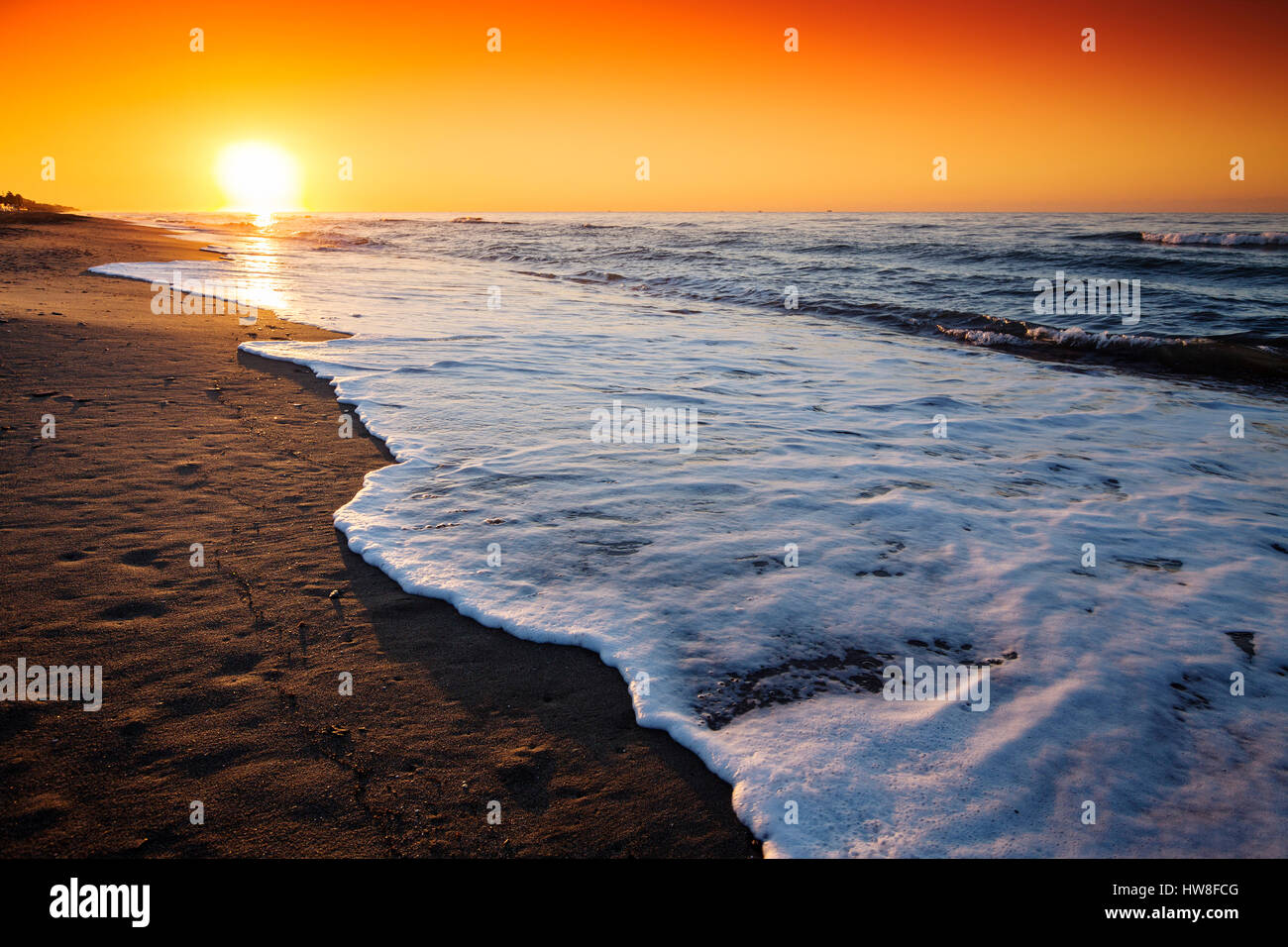 Strand bei Sonnenaufgang, Marbella. Provinz Malaga. Costa Del Sol, Andalusien Süd Spain.Europe Stockfoto